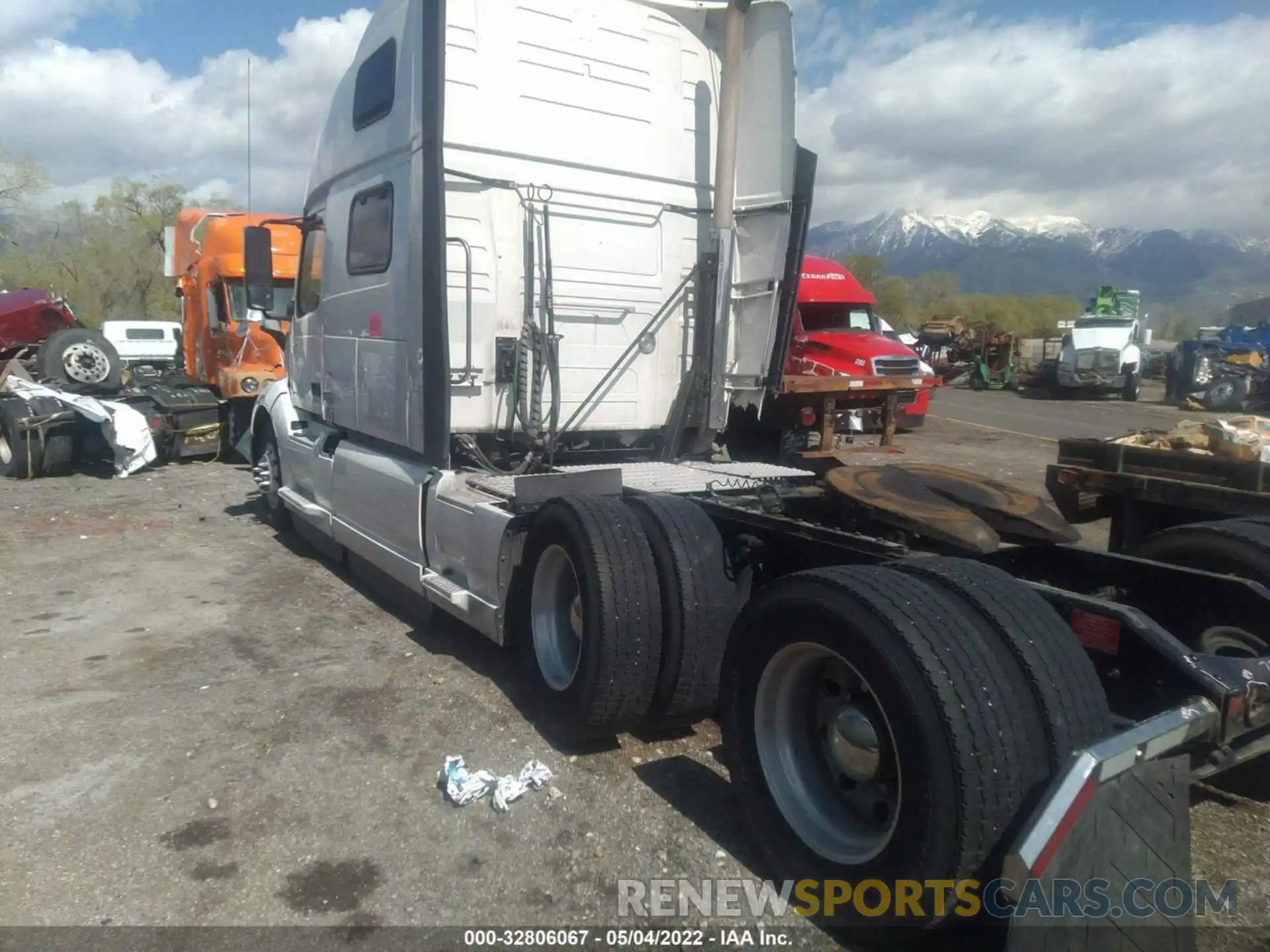 3 Photograph of a damaged car 4V4NC9EH0LN220413 VOLVO VN 2020