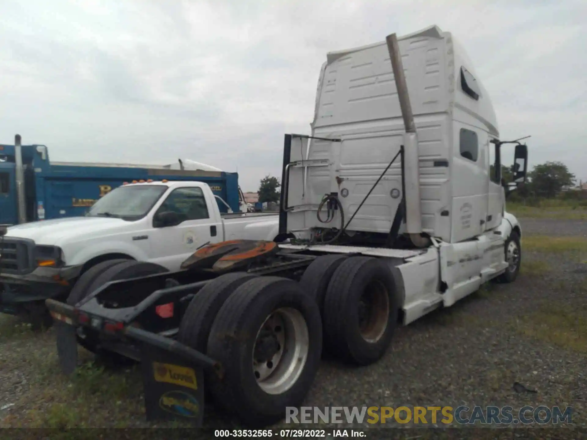 4 Photograph of a damaged car 4V4NC9EJ3LN250573 VOLVO VN 2020