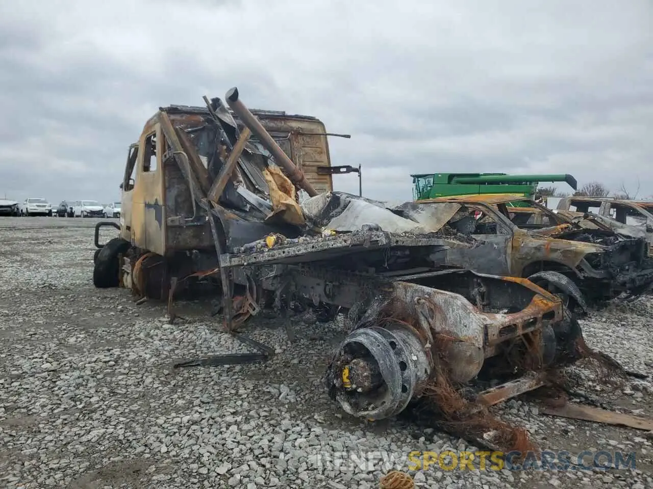 3 Photograph of a damaged car 4V4NC9EJ1MN600526 VOLVO VN 2021