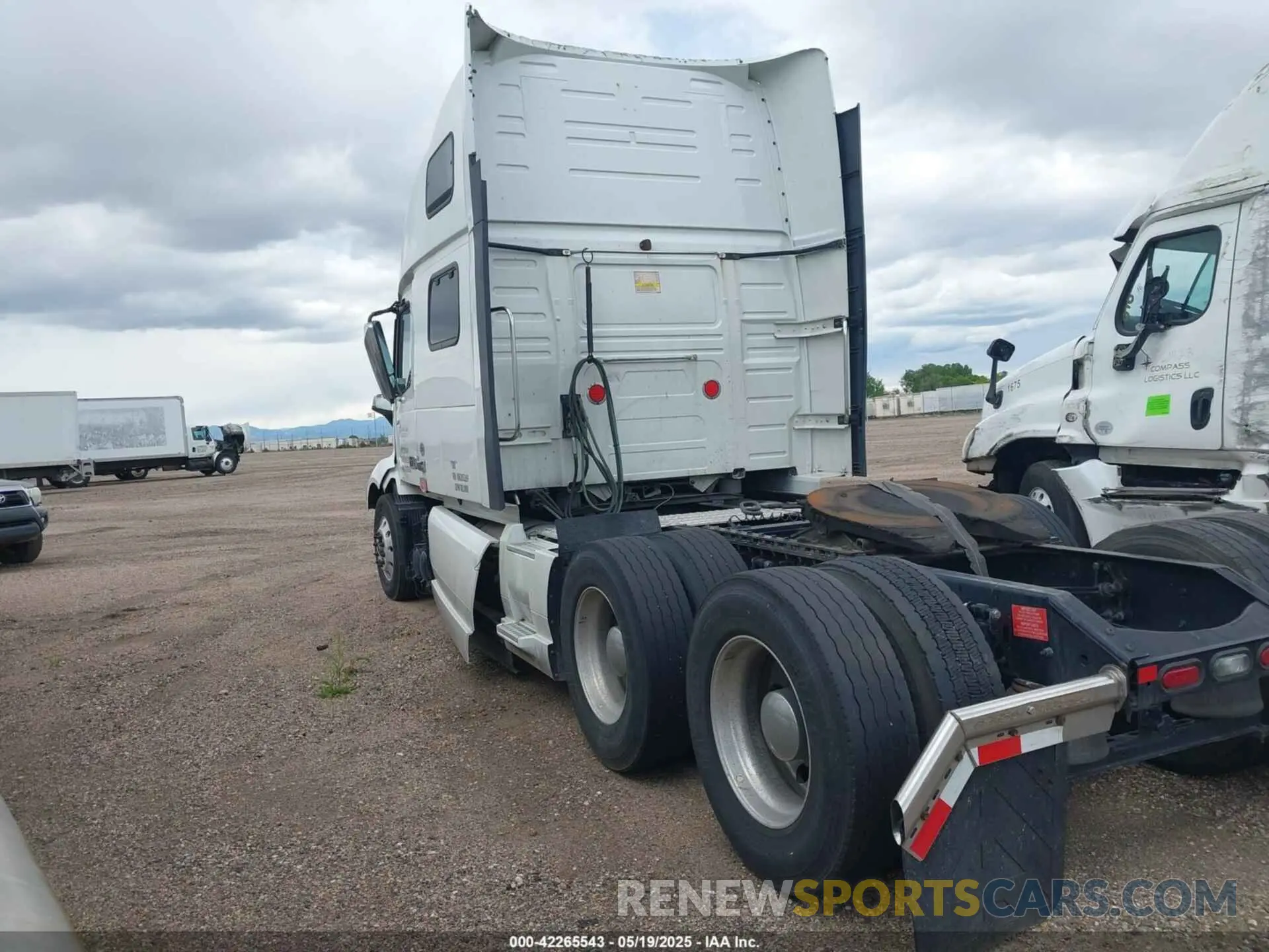 14 Photograph of a damaged car 4V4NC9EH1KN205269 VOLVO VNL 2019