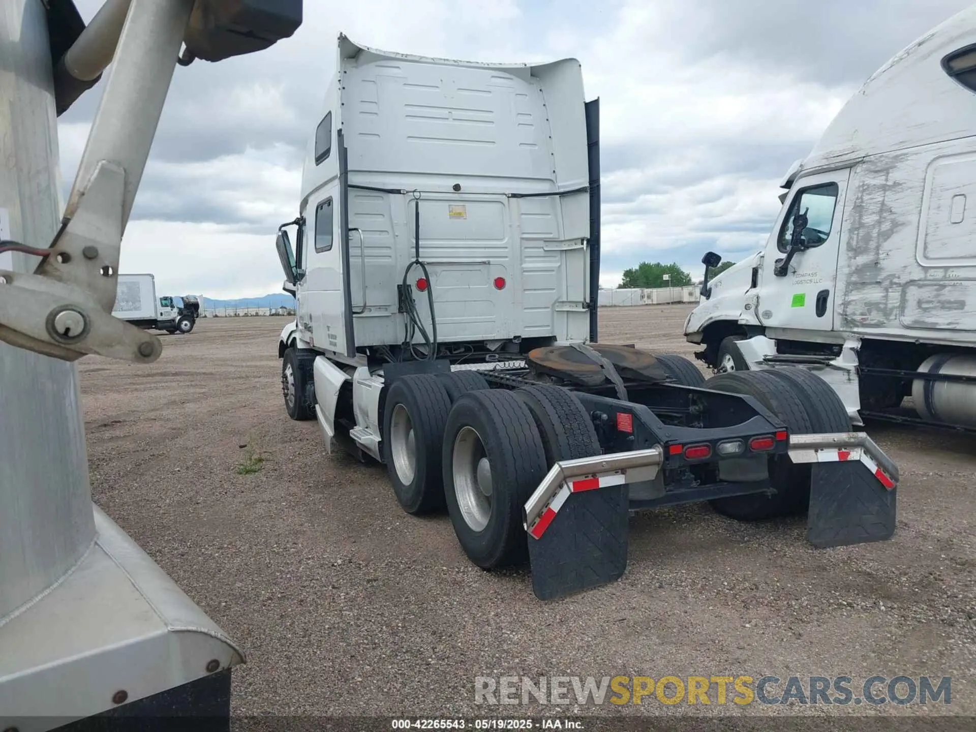 3 Photograph of a damaged car 4V4NC9EH1KN205269 VOLVO VNL 2019