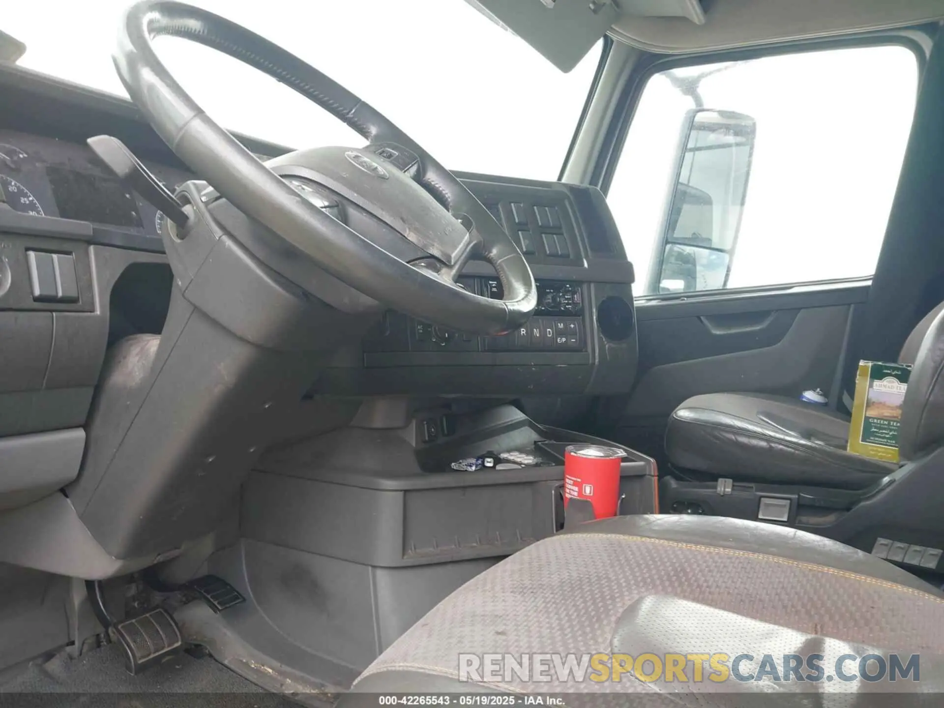 6 Photograph of a damaged car 4V4NC9EH1KN205269 VOLVO VNL 2019