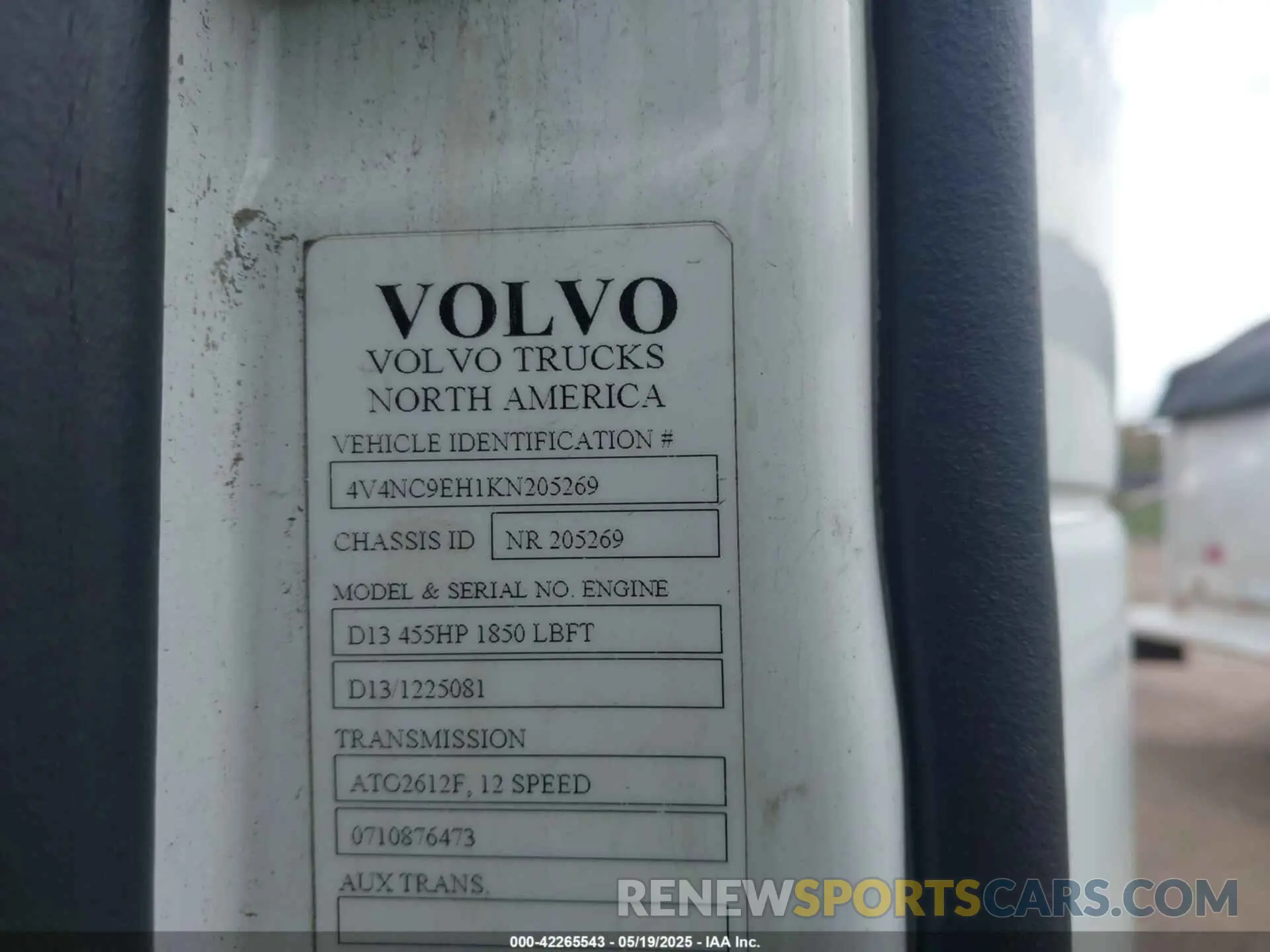 8 Photograph of a damaged car 4V4NC9EH1KN205269 VOLVO VNL 2019