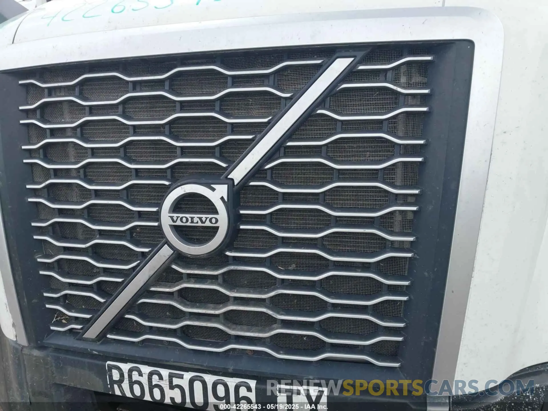 9 Photograph of a damaged car 4V4NC9EH1KN205269 VOLVO VNL 2019