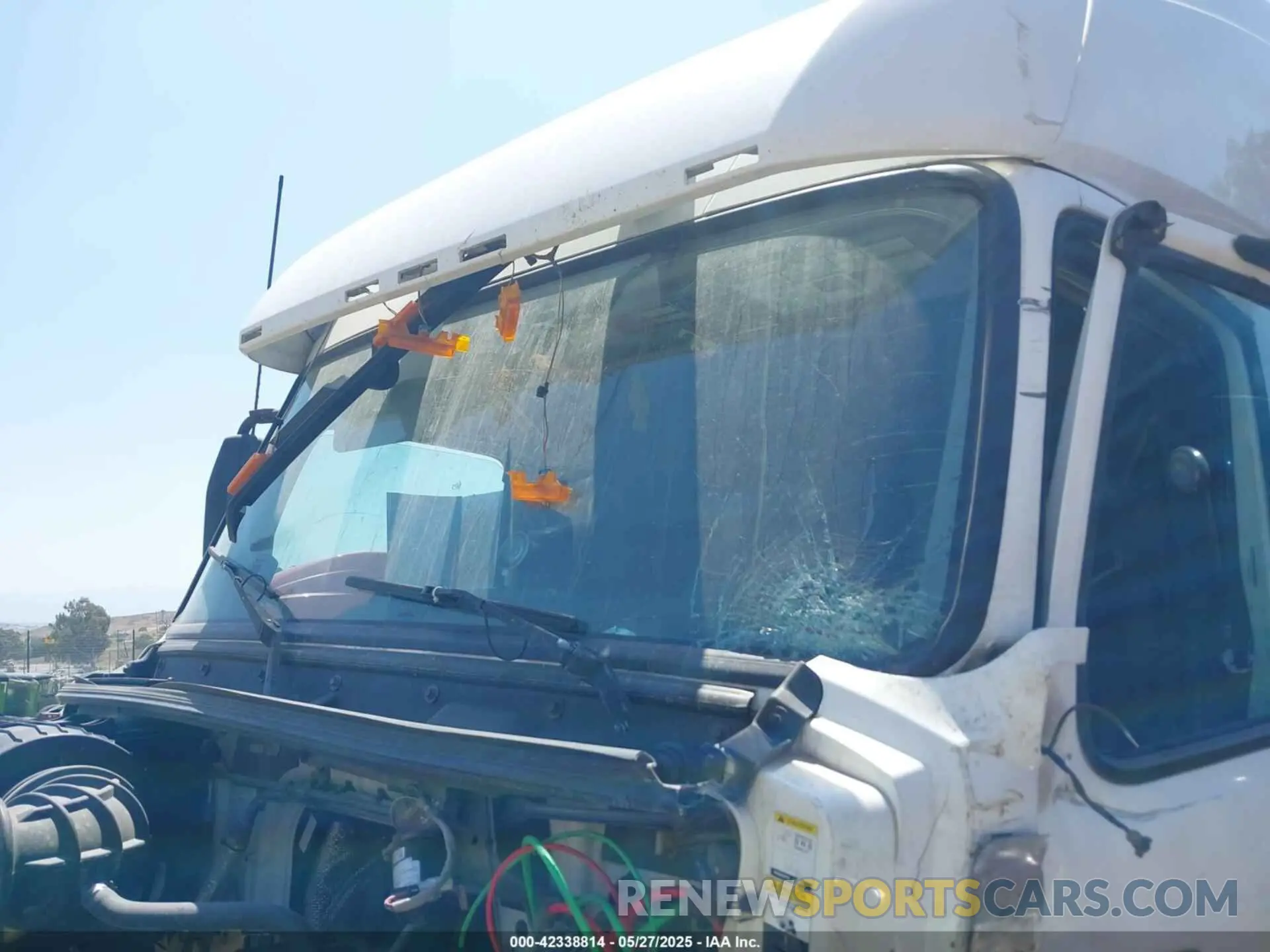 13 Photograph of a damaged car 4V4NC9EH1KN902909 VOLVO VNL 2019
