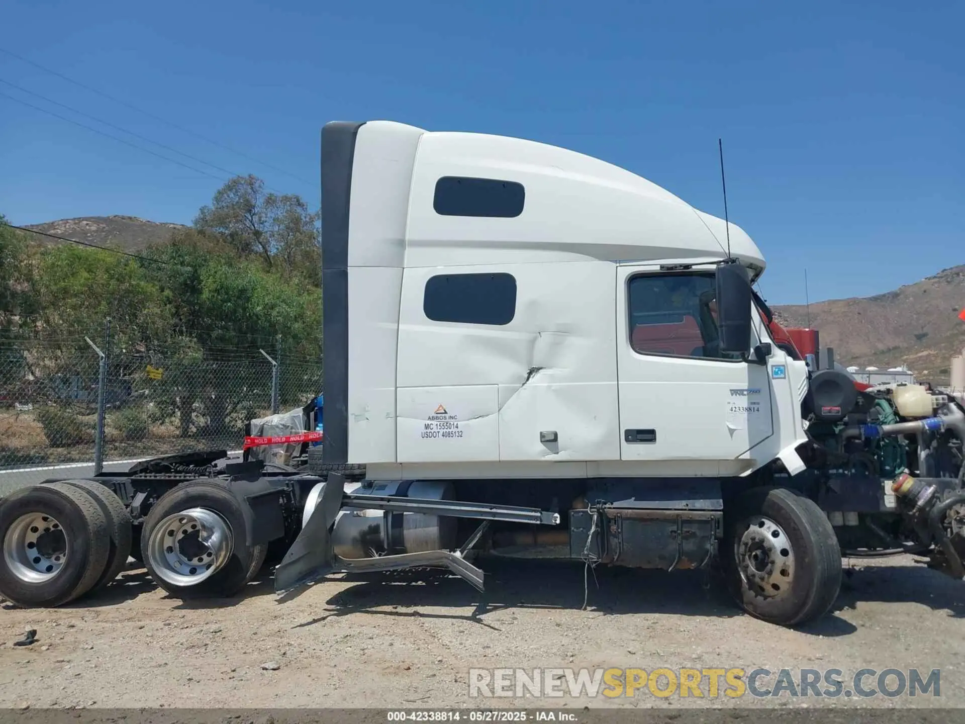17 Photograph of a damaged car 4V4NC9EH1KN902909 VOLVO VNL 2019
