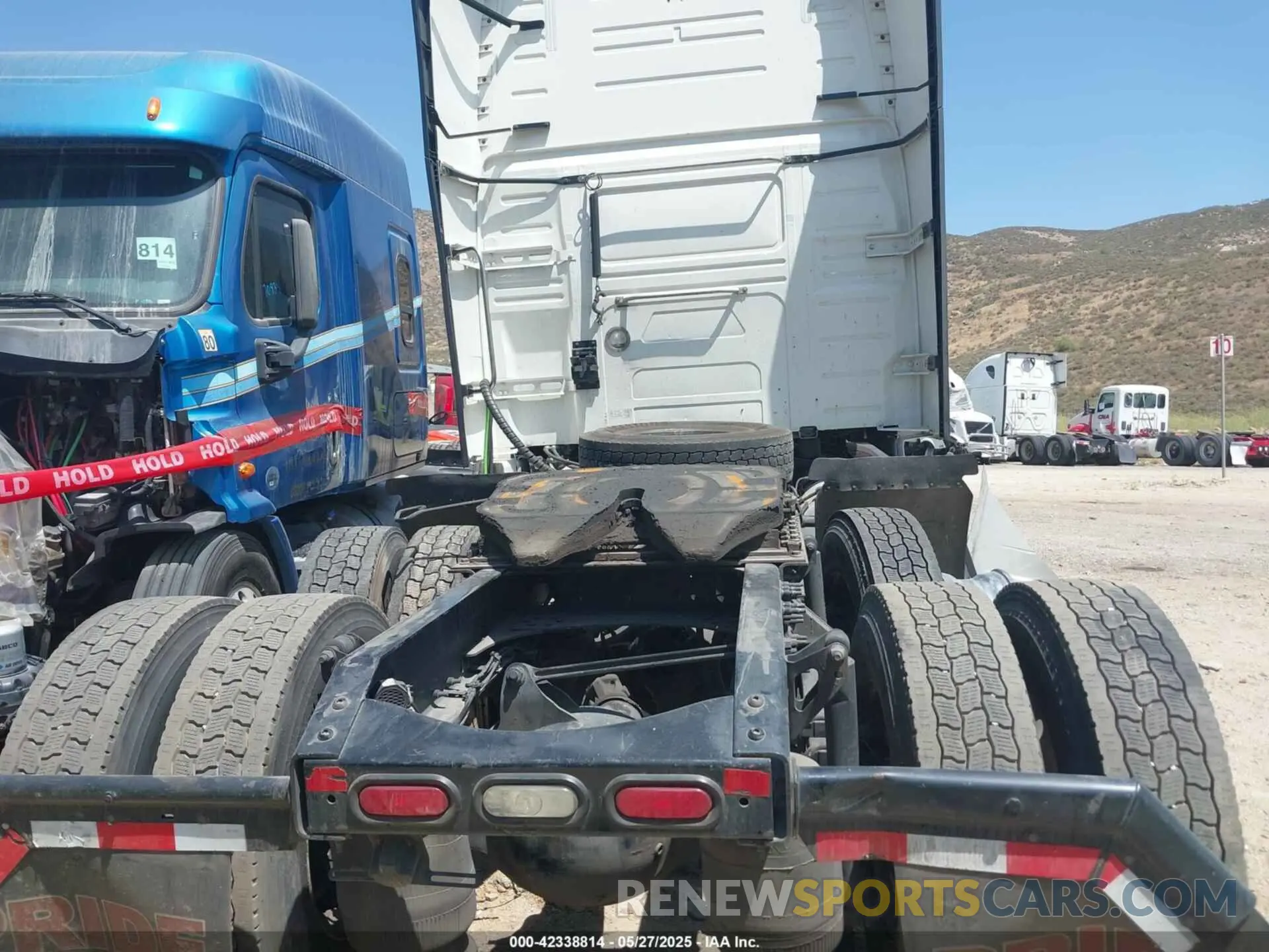 19 Photograph of a damaged car 4V4NC9EH1KN902909 VOLVO VNL 2019