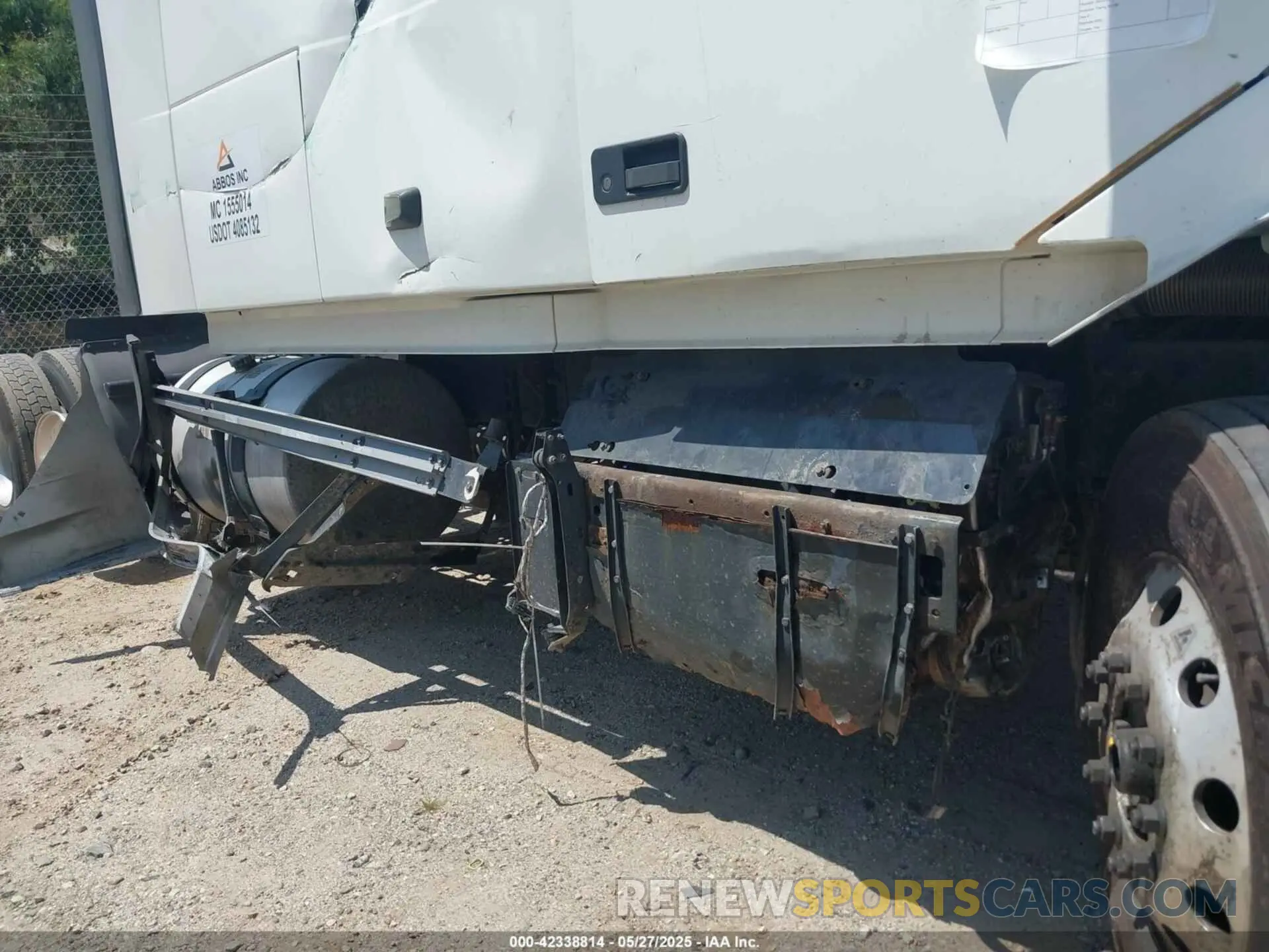 23 Photograph of a damaged car 4V4NC9EH1KN902909 VOLVO VNL 2019