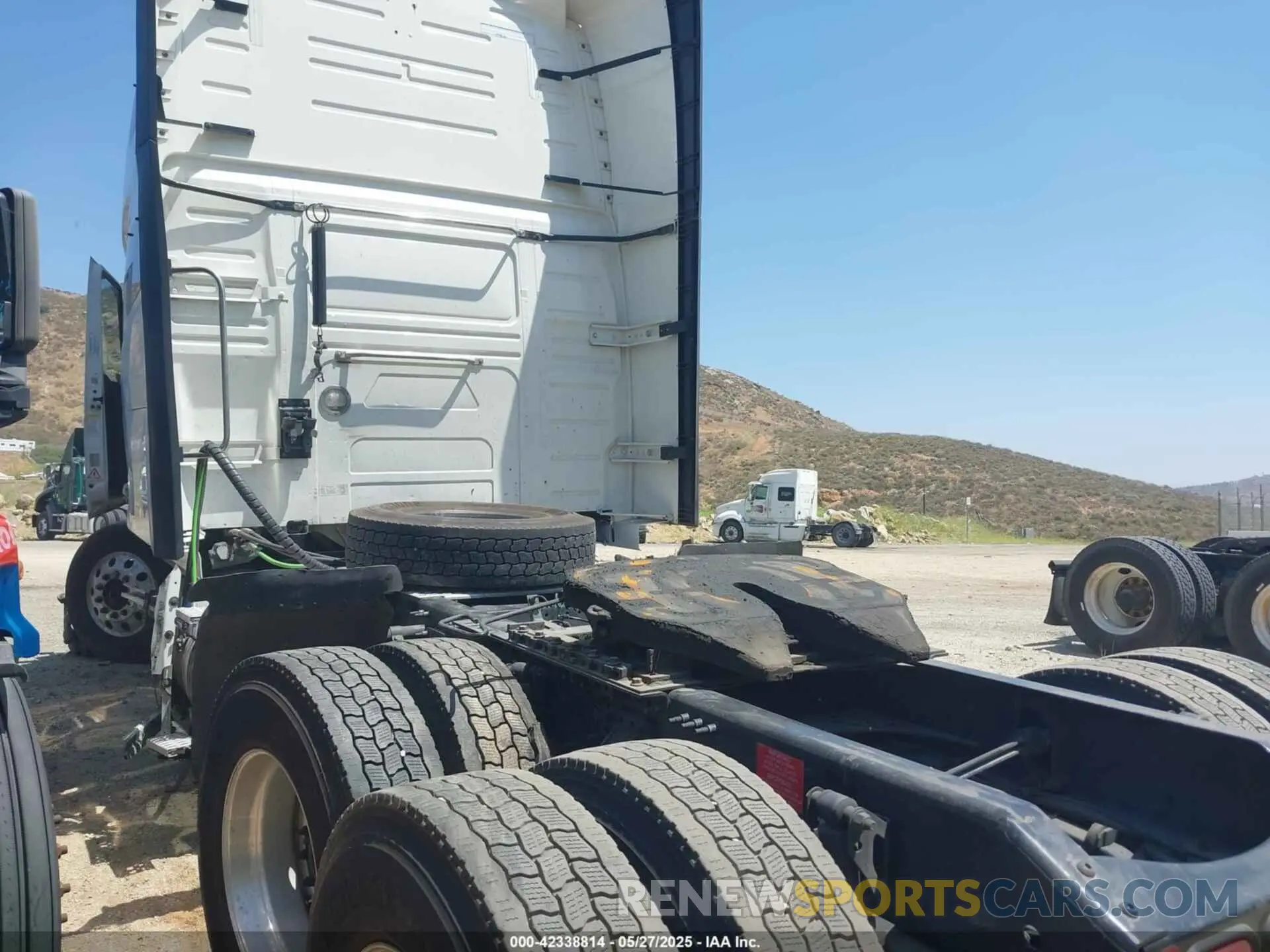 3 Photograph of a damaged car 4V4NC9EH1KN902909 VOLVO VNL 2019