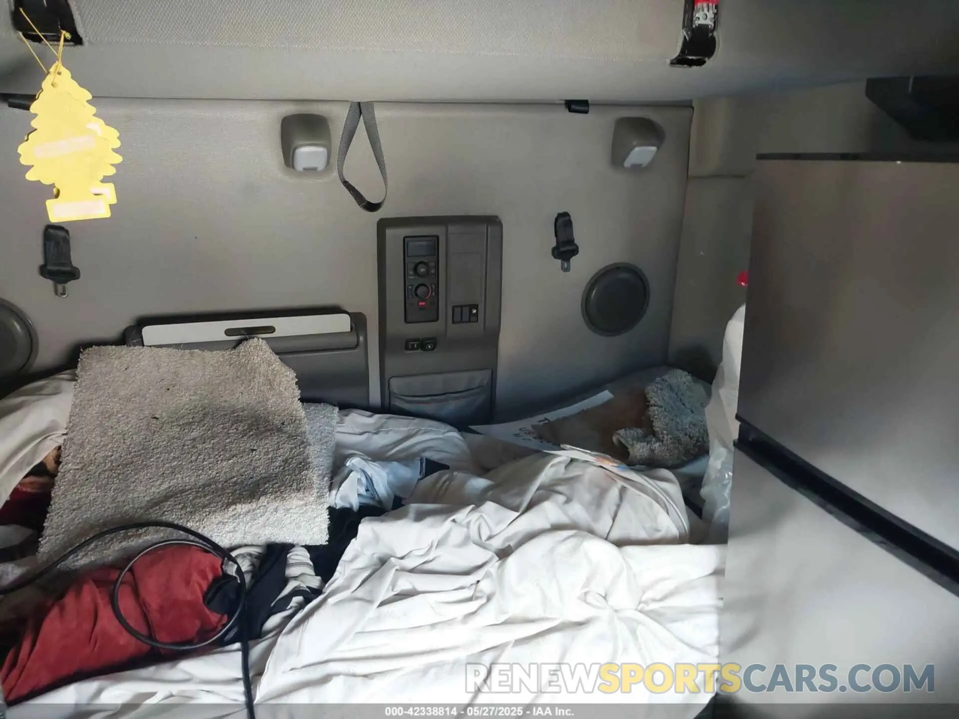 6 Photograph of a damaged car 4V4NC9EH1KN902909 VOLVO VNL 2019