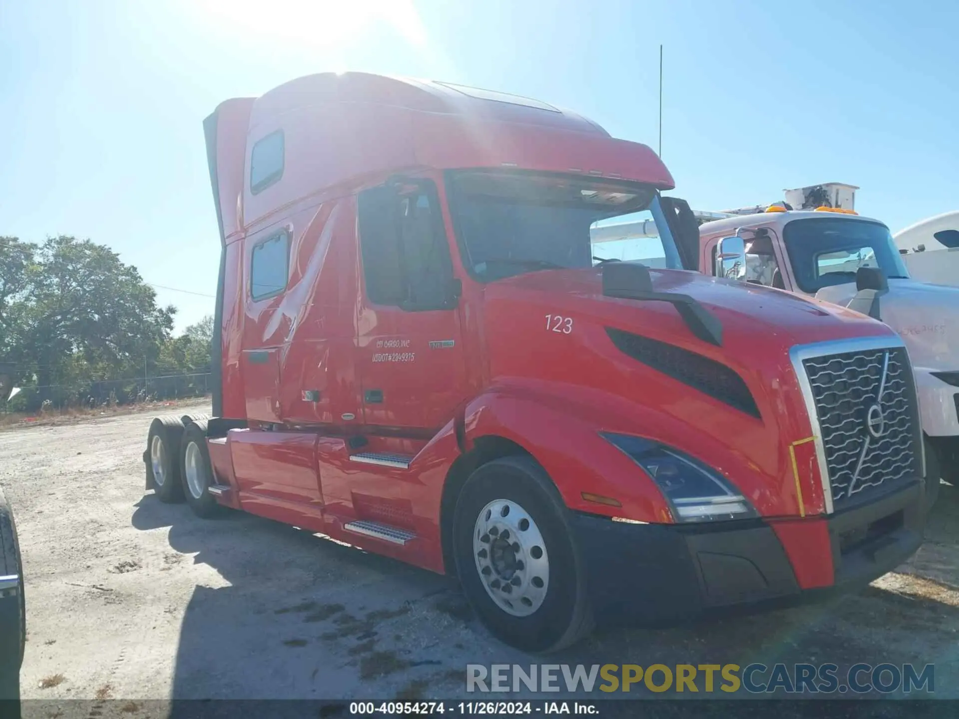 1 Photograph of a damaged car 4V4NC9EH8KN193797 VOLVO VNL 2019