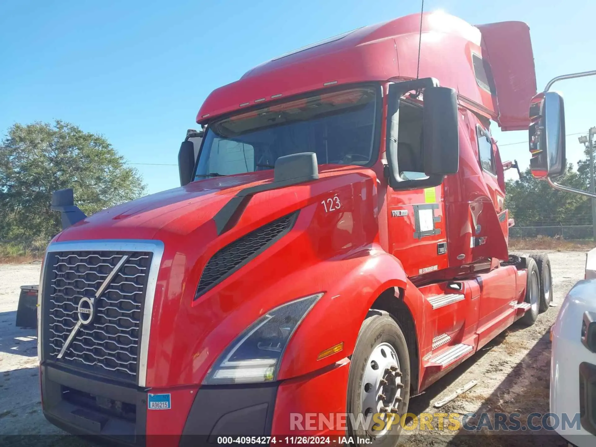 2 Photograph of a damaged car 4V4NC9EH8KN193797 VOLVO VNL 2019