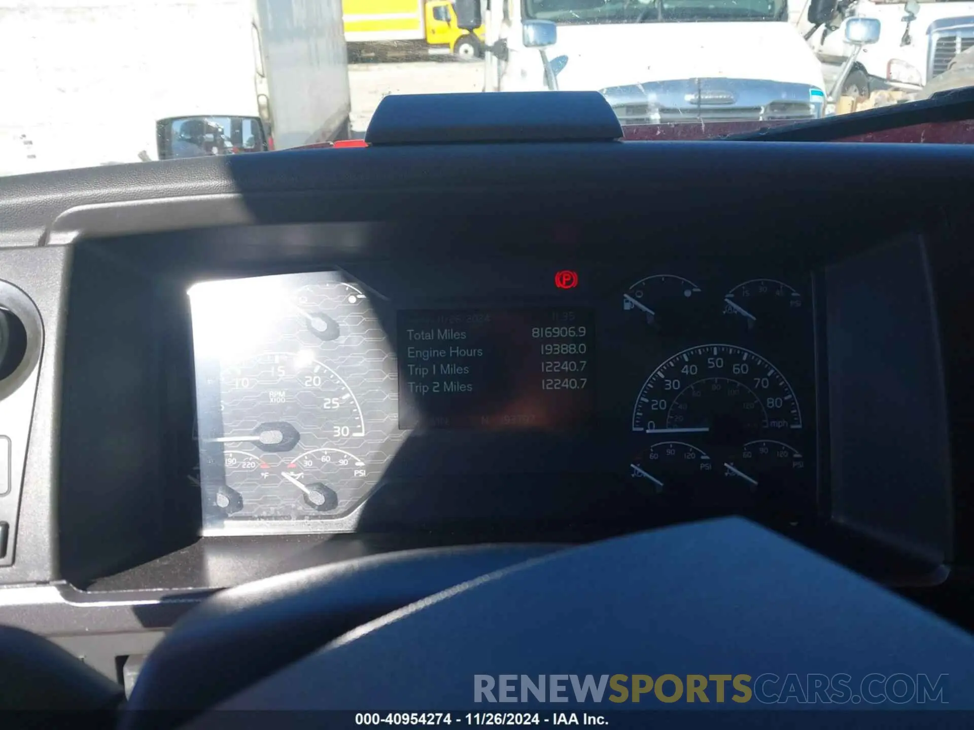 5 Photograph of a damaged car 4V4NC9EH8KN193797 VOLVO VNL 2019