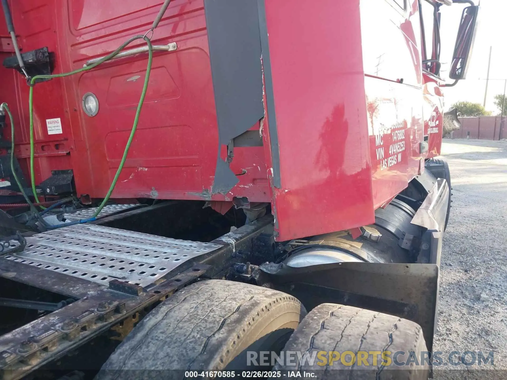 13 Photograph of a damaged car 4V4NC9EH8KN205253 VOLVO VNL 2019