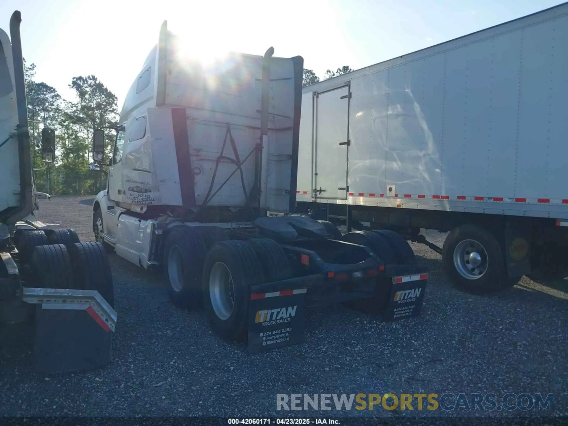 3 Photograph of a damaged car 4V4NC9EHXKN214651 VOLVO VNL 2019