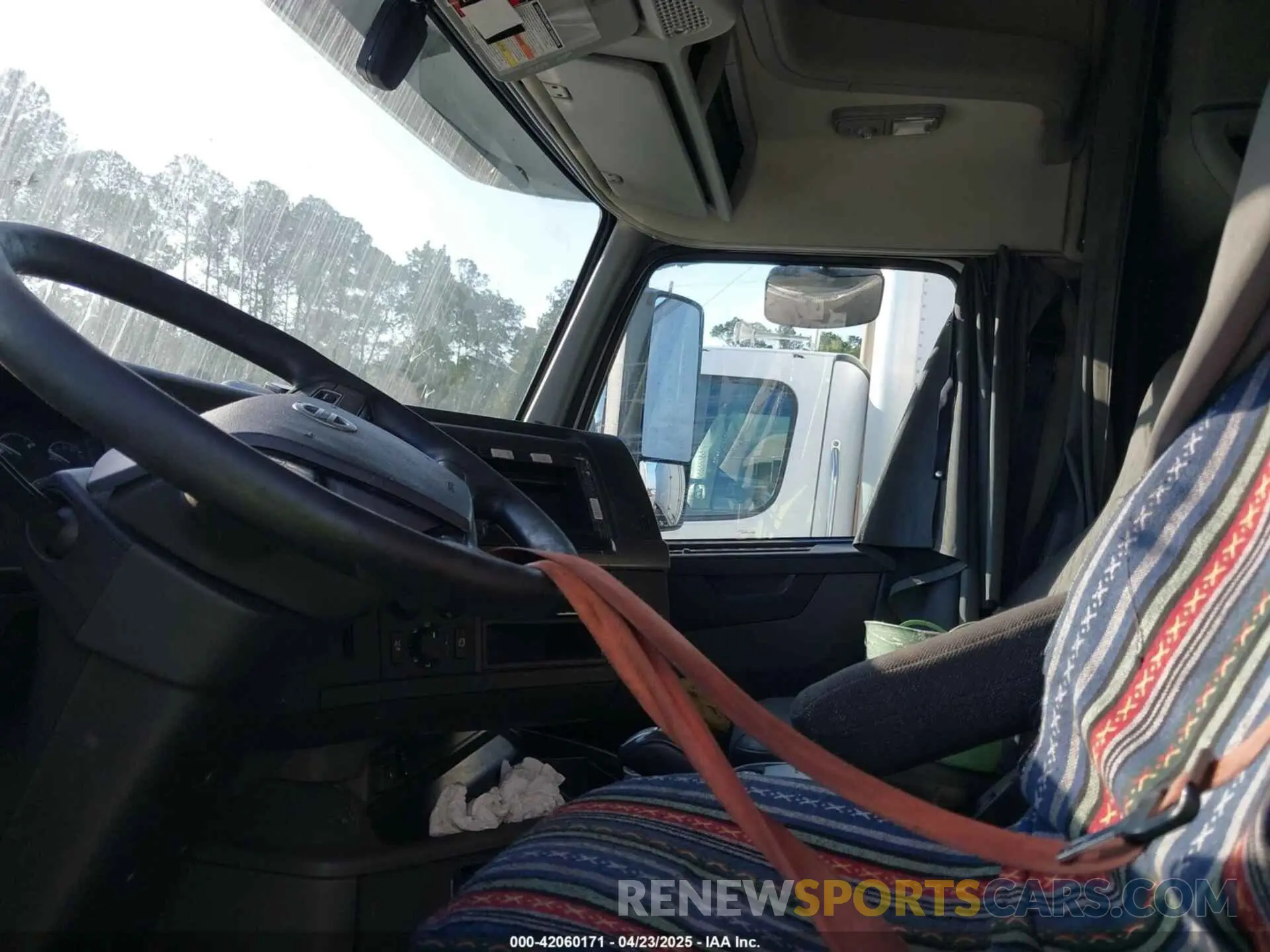 6 Photograph of a damaged car 4V4NC9EHXKN214651 VOLVO VNL 2019