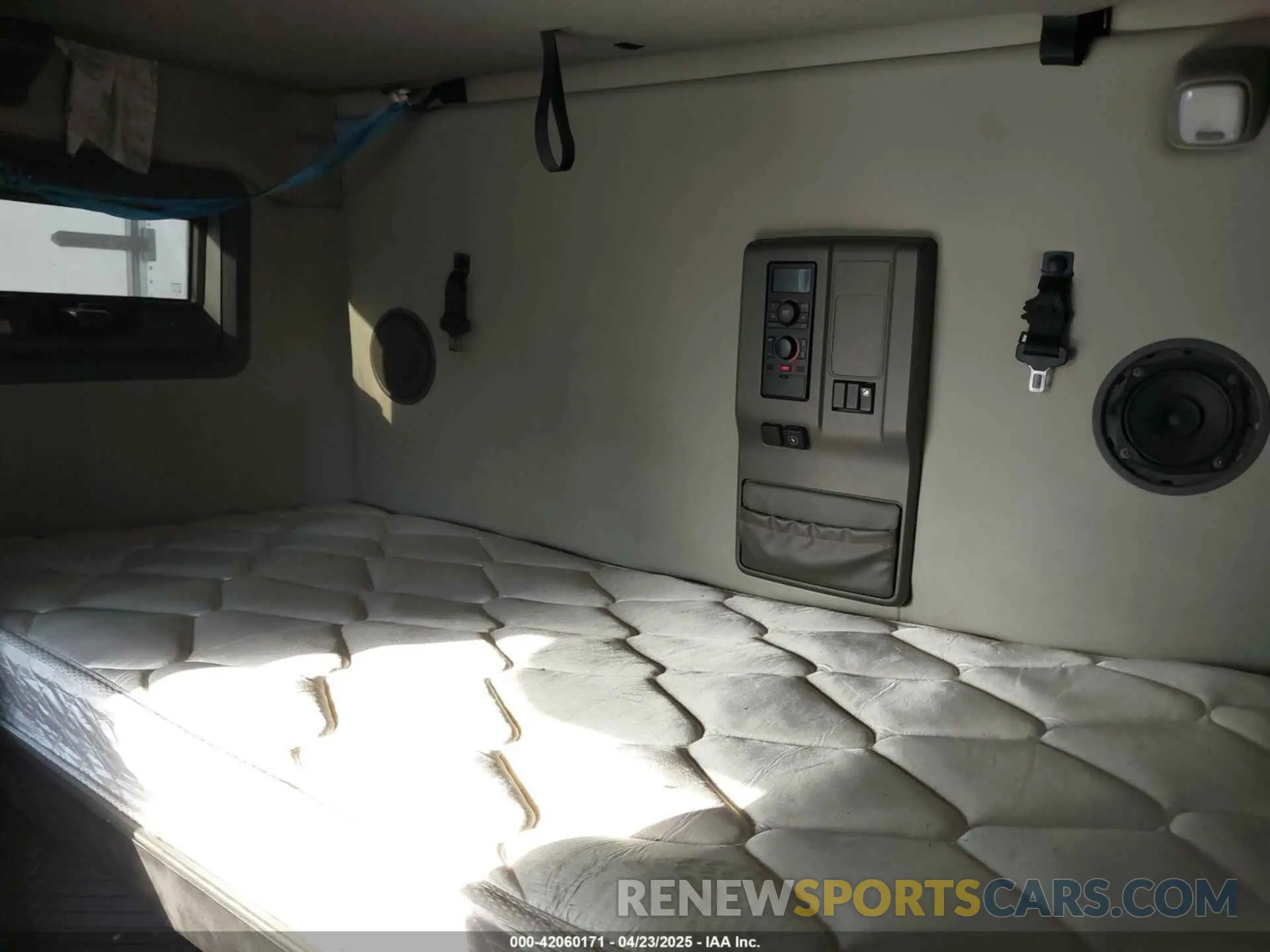 7 Photograph of a damaged car 4V4NC9EHXKN214651 VOLVO VNL 2019