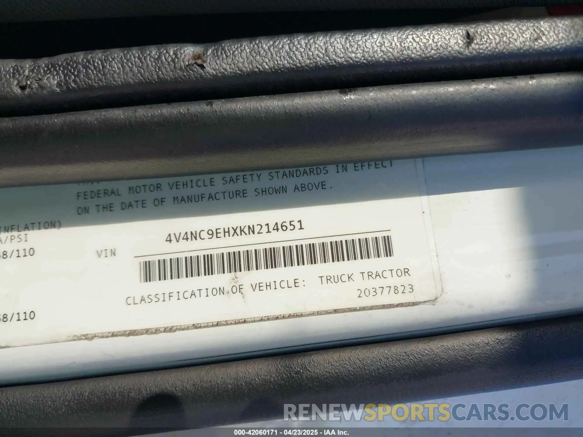 8 Photograph of a damaged car 4V4NC9EHXKN214651 VOLVO VNL 2019