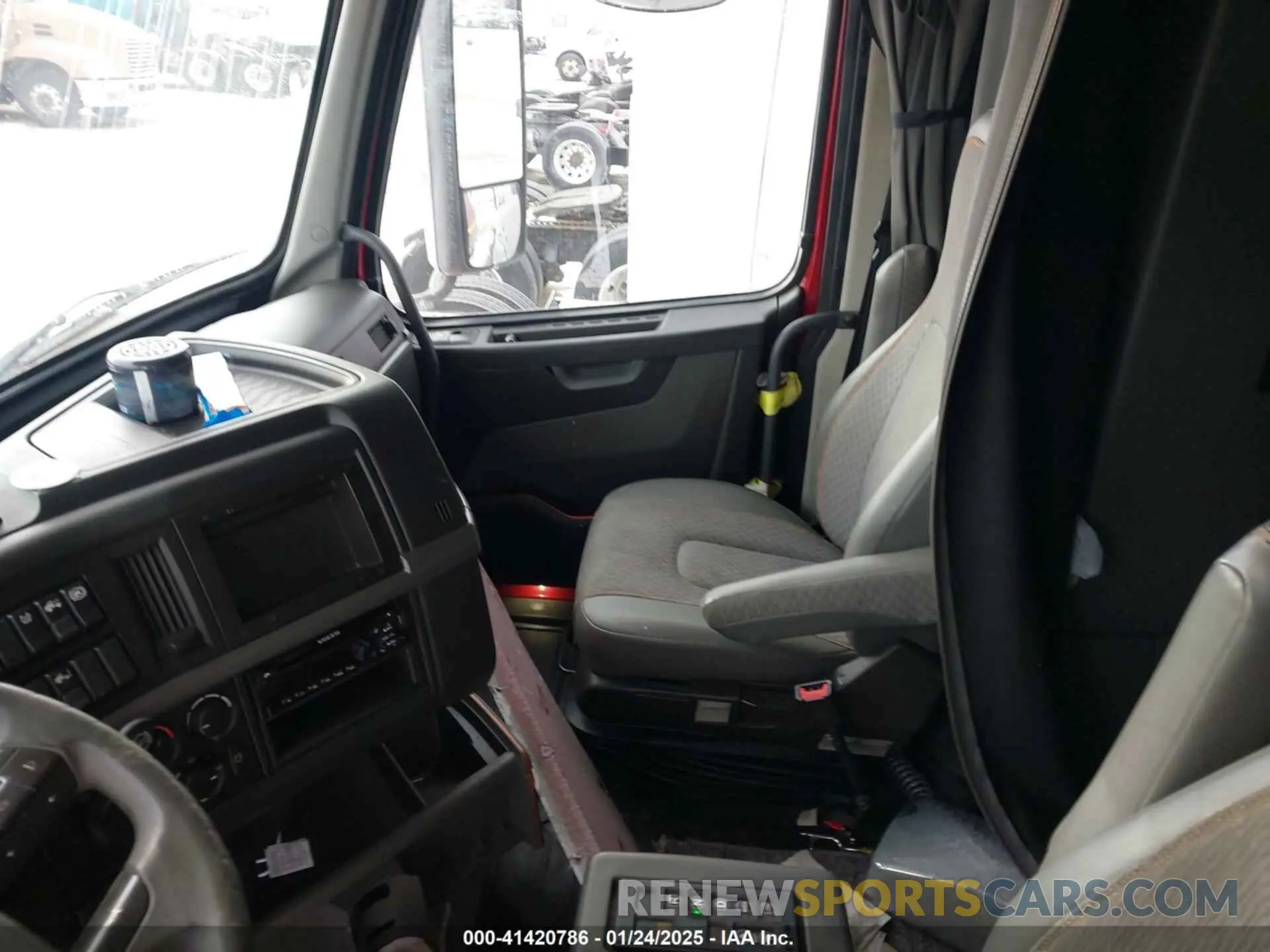 19 Photograph of a damaged car 4V4NC9TH8KN216191 VOLVO VNL 2019