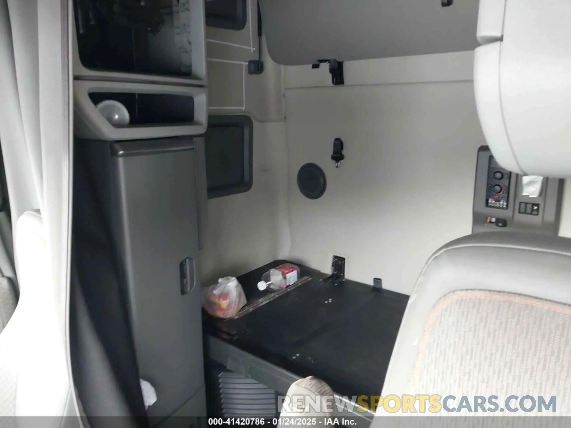 6 Photograph of a damaged car 4V4NC9TH8KN216191 VOLVO VNL 2019