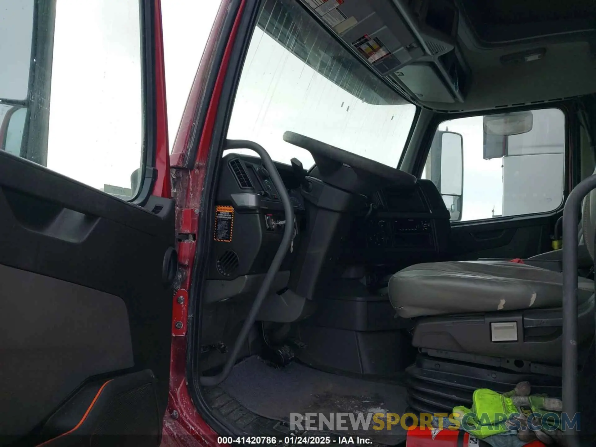 7 Photograph of a damaged car 4V4NC9TH8KN216191 VOLVO VNL 2019