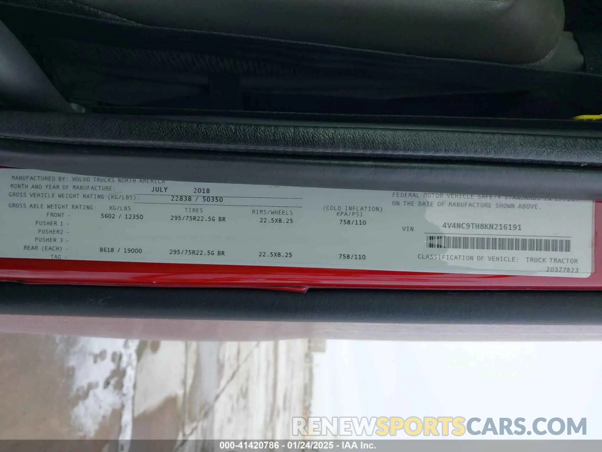 8 Photograph of a damaged car 4V4NC9TH8KN216191 VOLVO VNL 2019