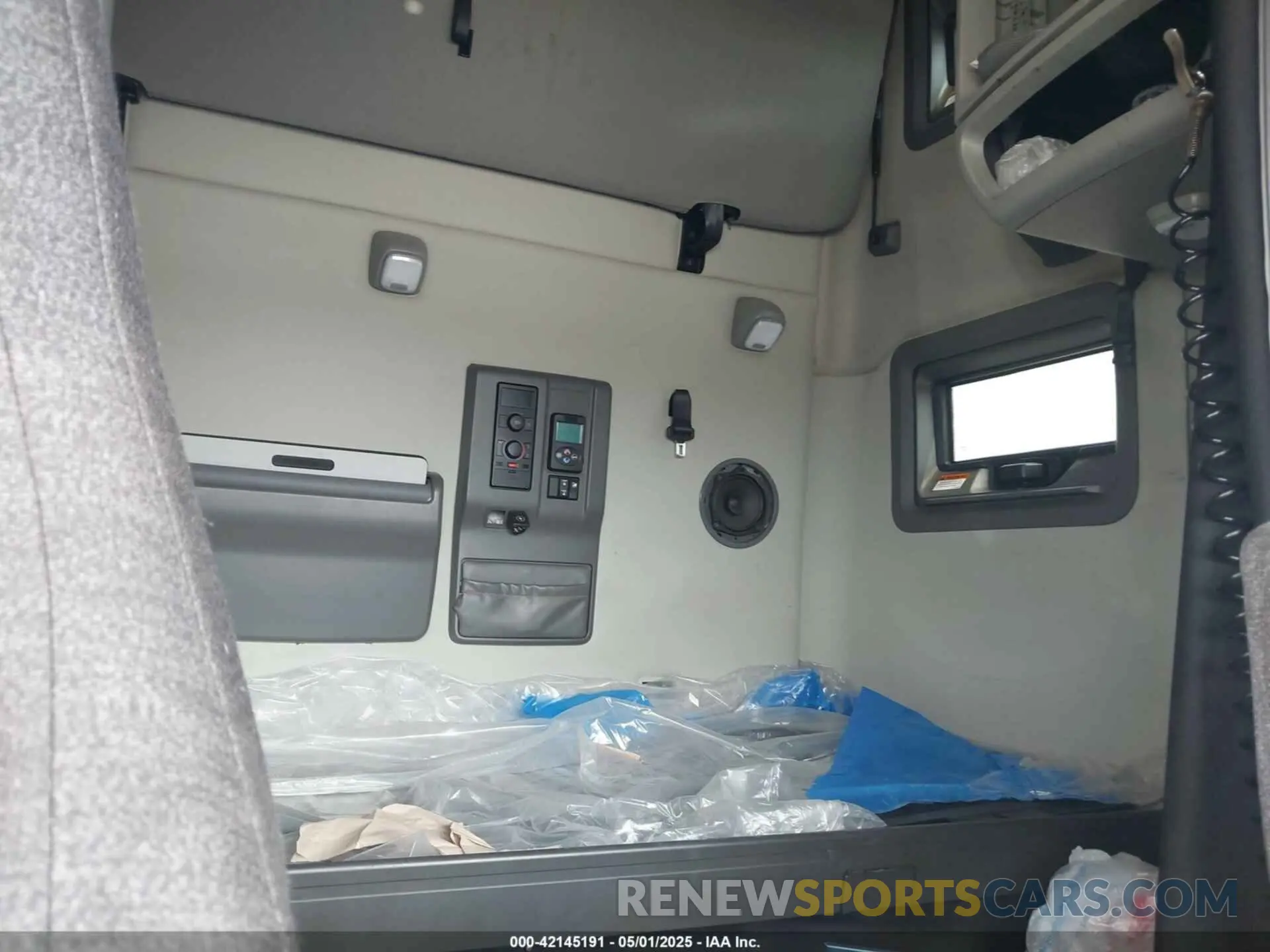 6 Photograph of a damaged car 4V4NC9EH0LN230715 VOLVO VNL 2020