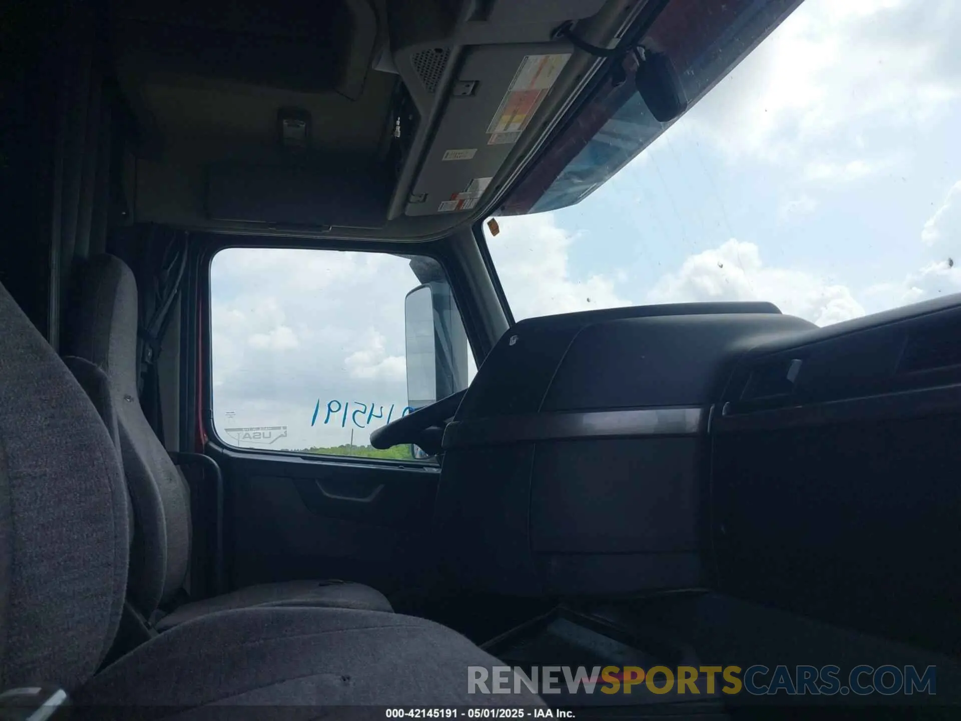 7 Photograph of a damaged car 4V4NC9EH0LN230715 VOLVO VNL 2020