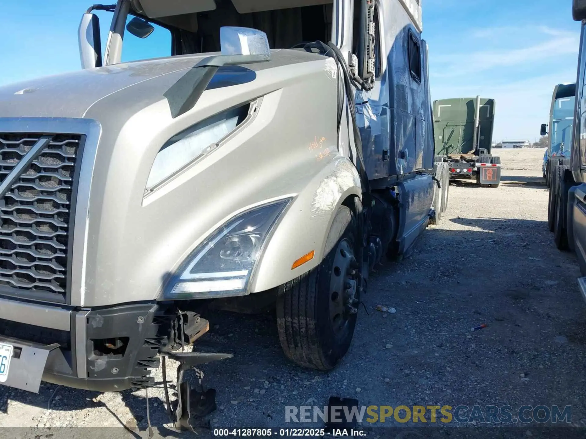 13 Photograph of a damaged car 4V4NC9EH0LN237485 VOLVO VNL 2020