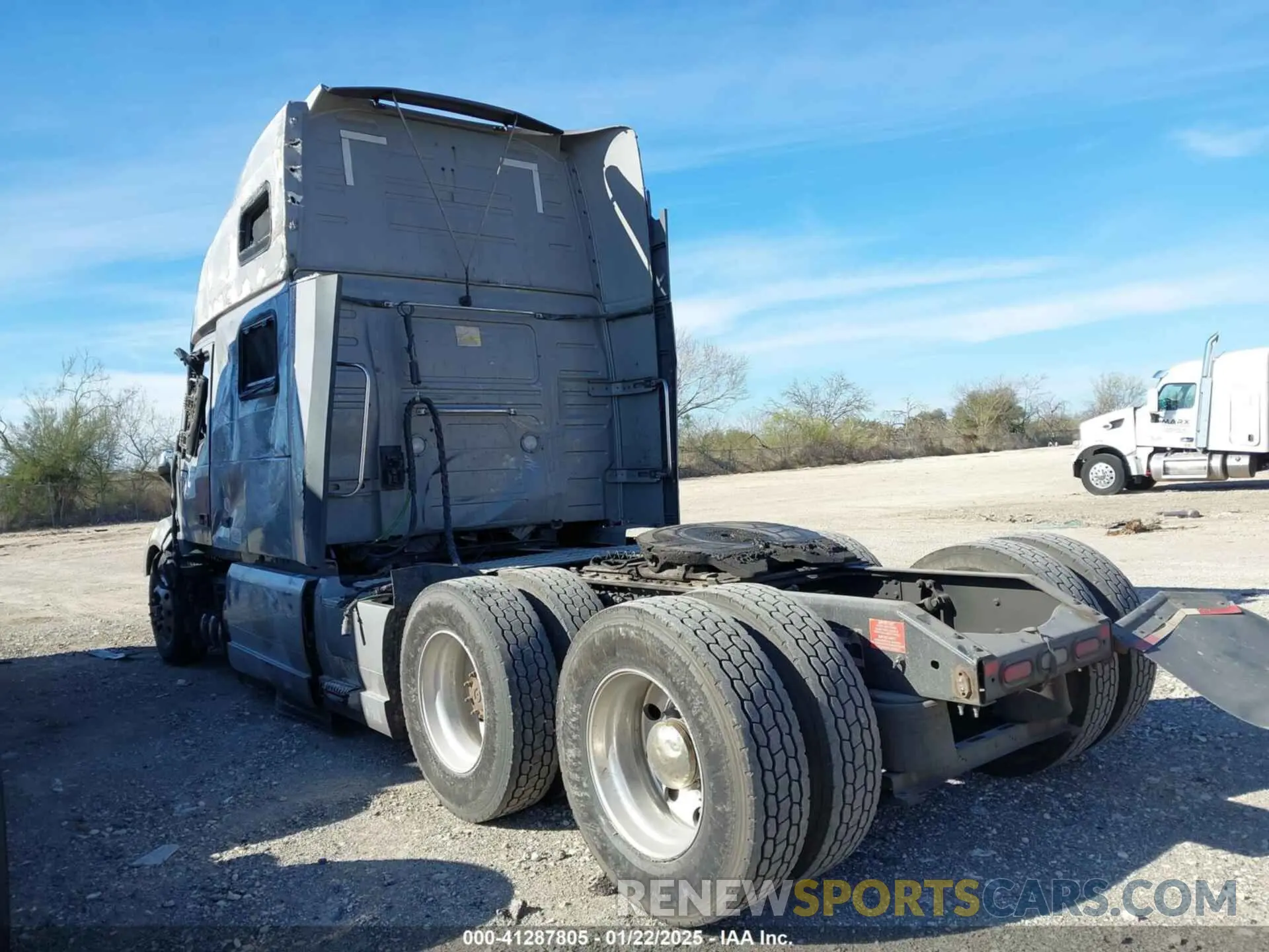 4 Photograph of a damaged car 4V4NC9EH0LN237485 VOLVO VNL 2020