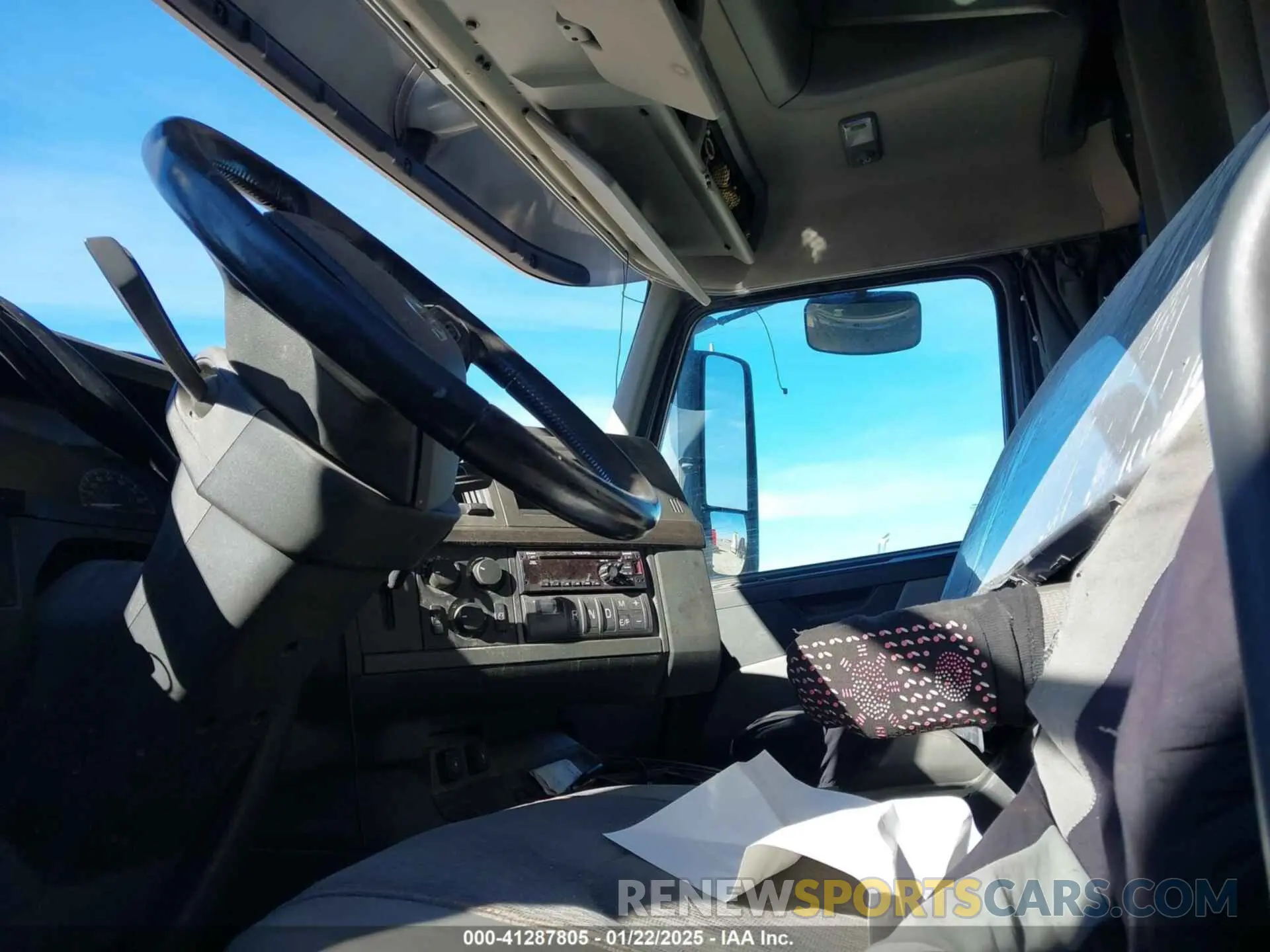 7 Photograph of a damaged car 4V4NC9EH0LN237485 VOLVO VNL 2020