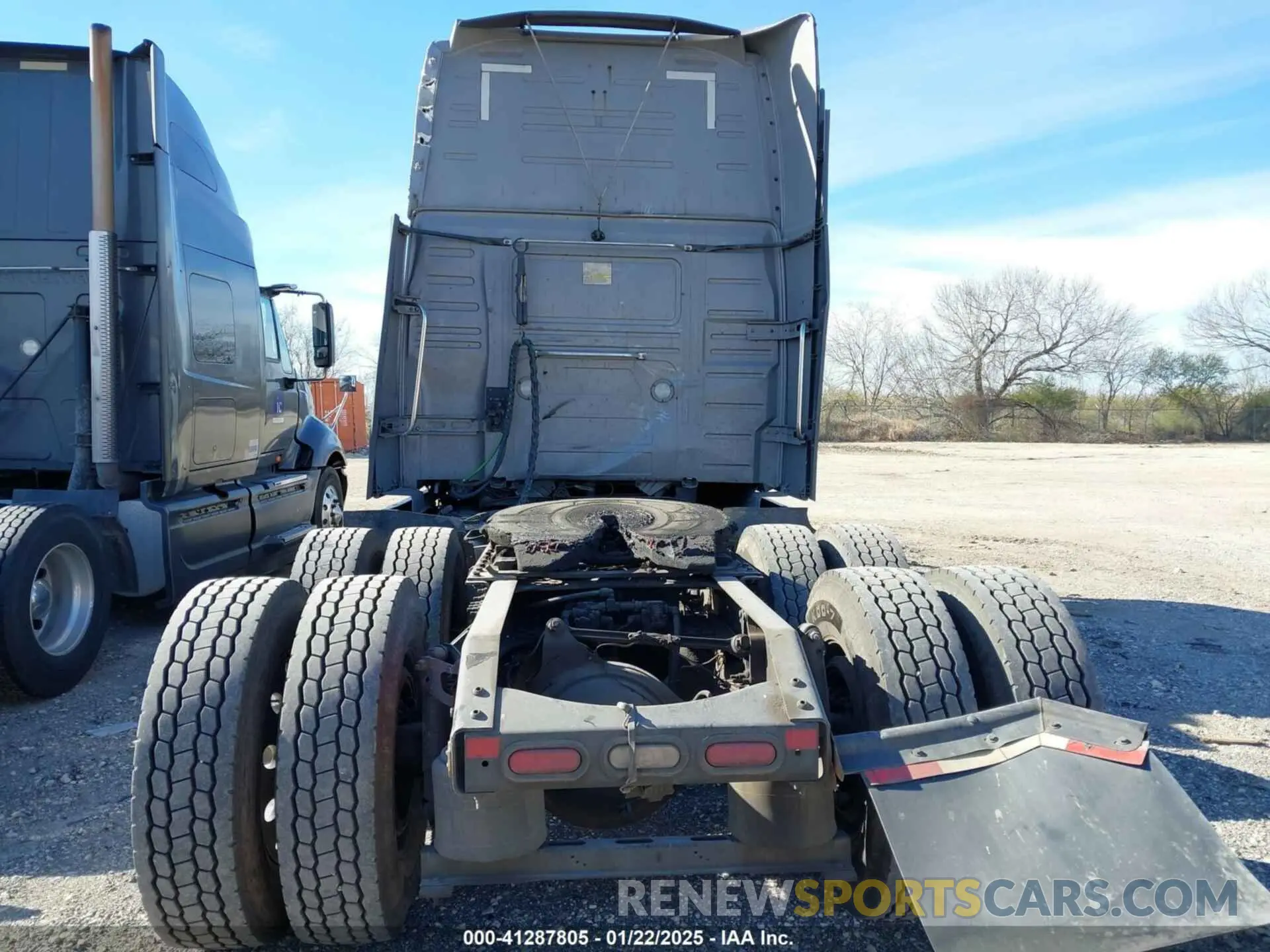 8 Photograph of a damaged car 4V4NC9EH0LN237485 VOLVO VNL 2020