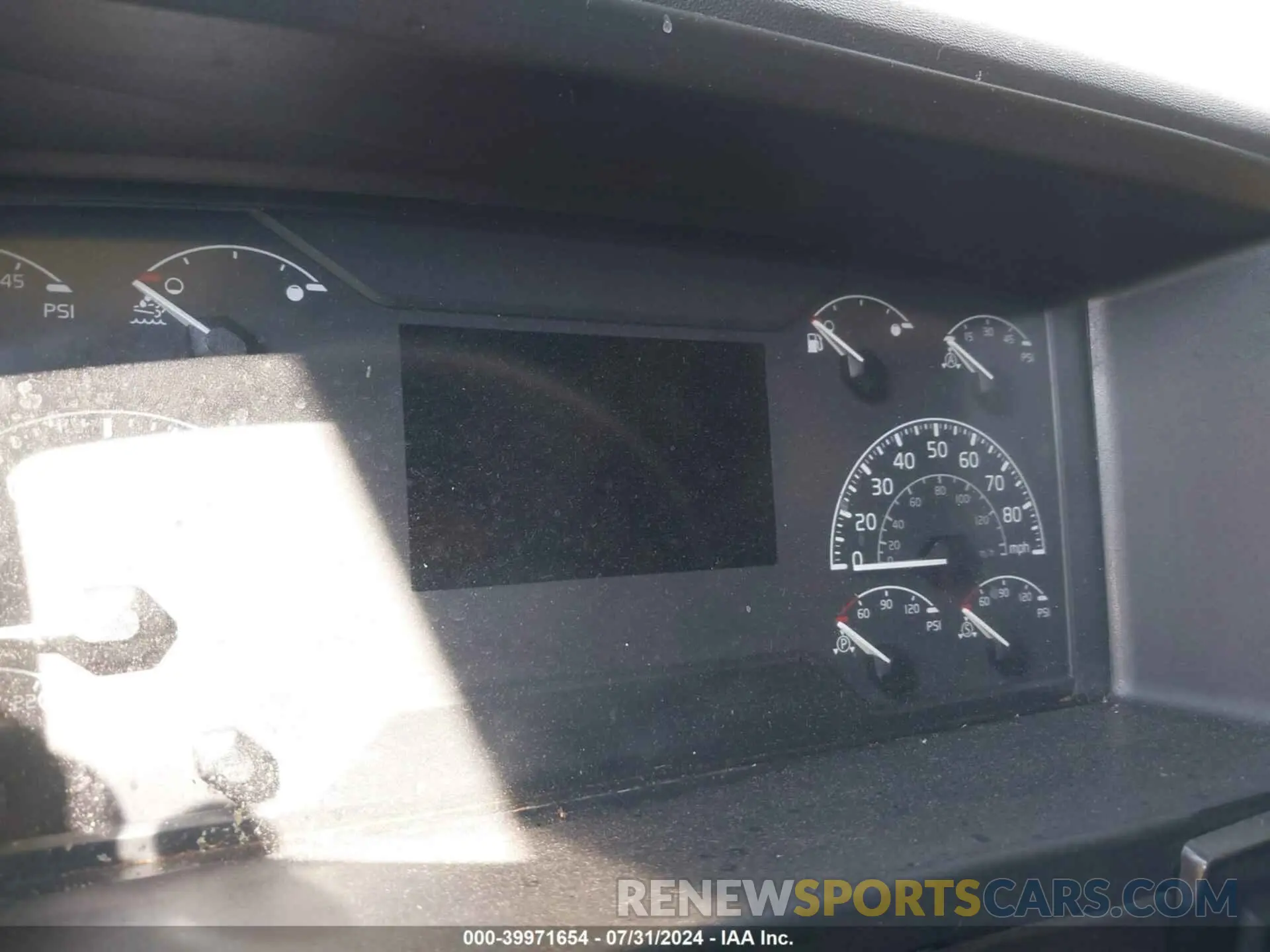 5 Photograph of a damaged car 4V4NC9EH1LN212594 VOLVO VNL 2020