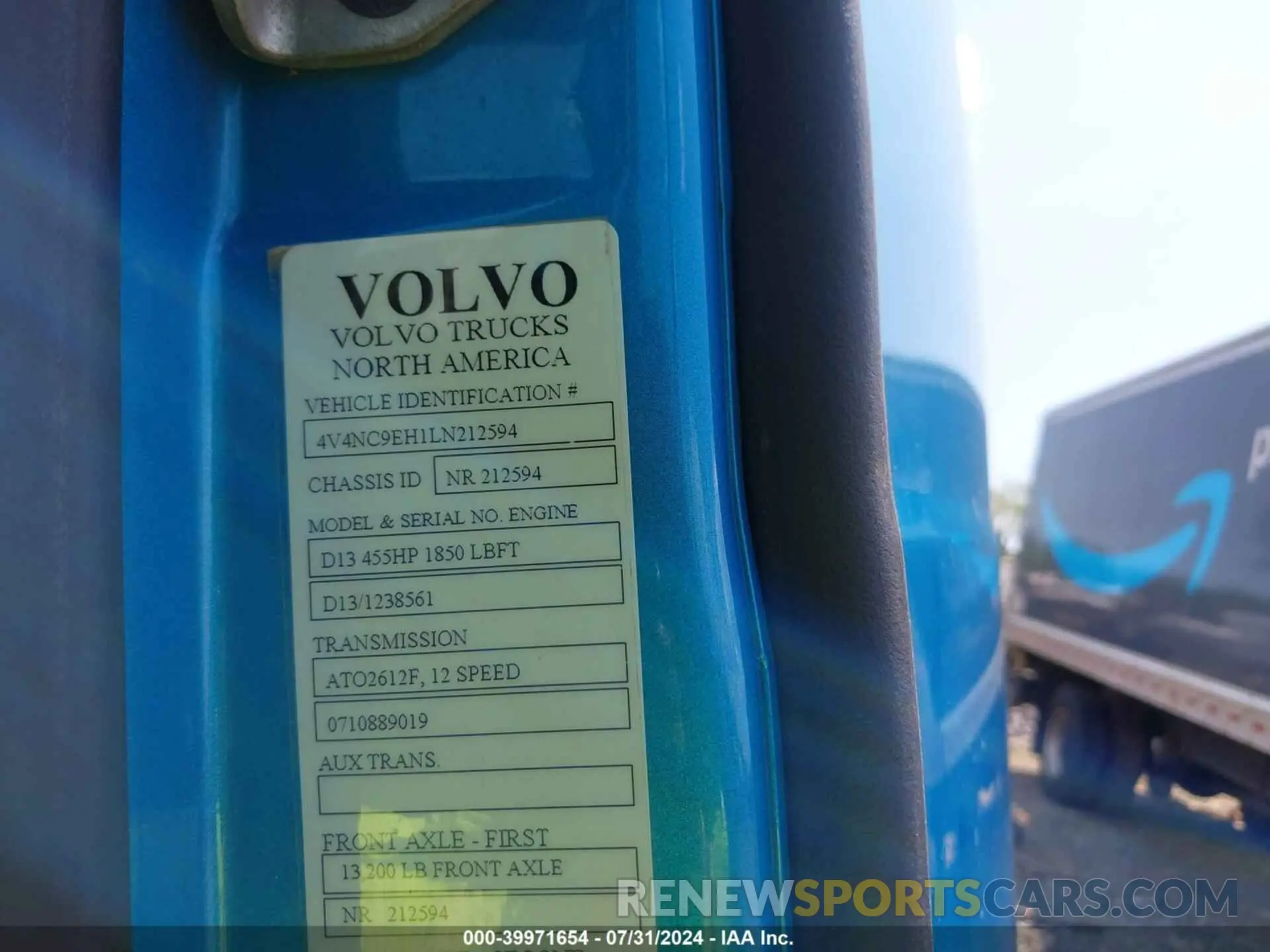 8 Photograph of a damaged car 4V4NC9EH1LN212594 VOLVO VNL 2020