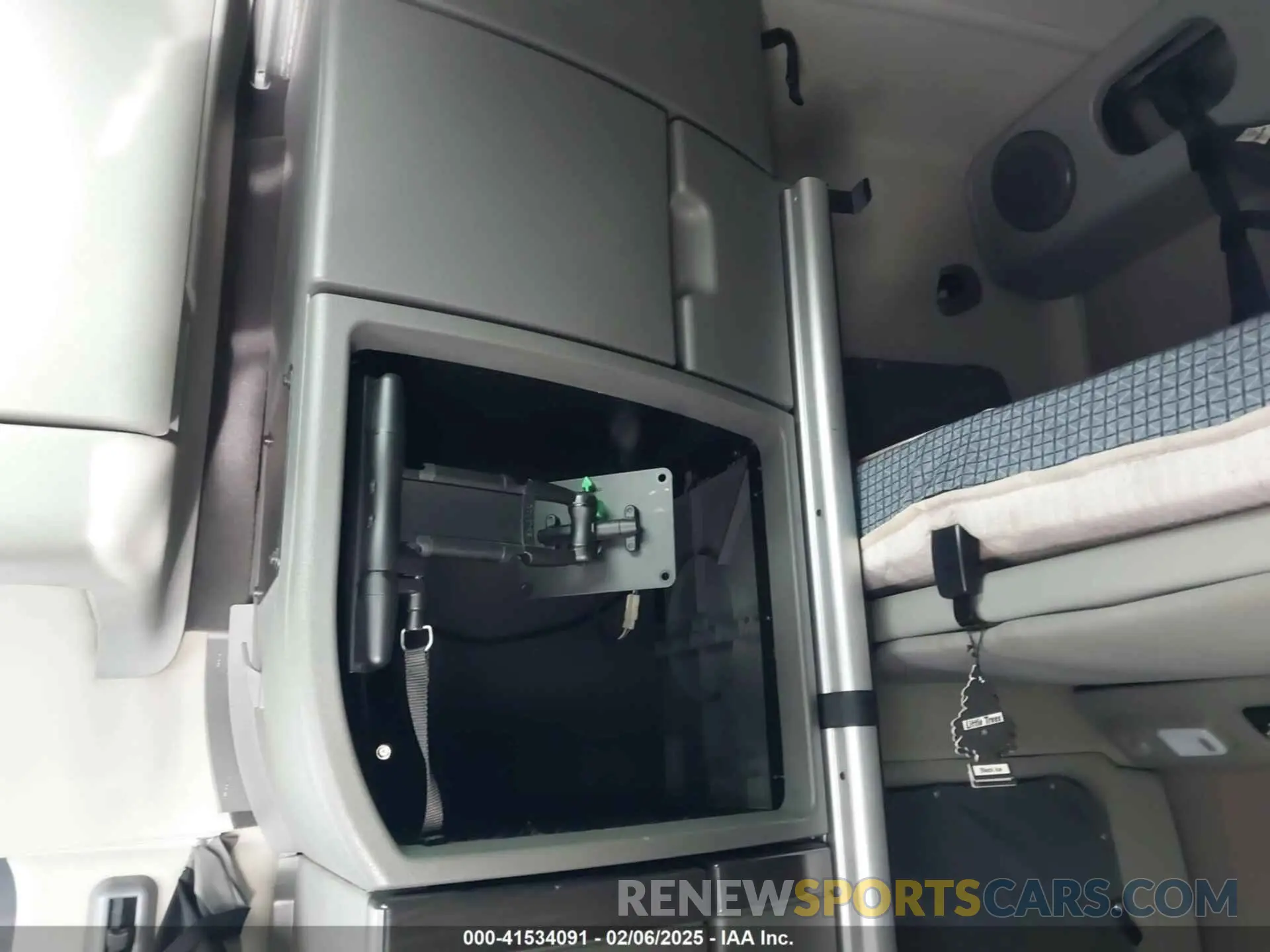 14 Photograph of a damaged car 4V4NC9EH3LN248996 VOLVO VNL 2020