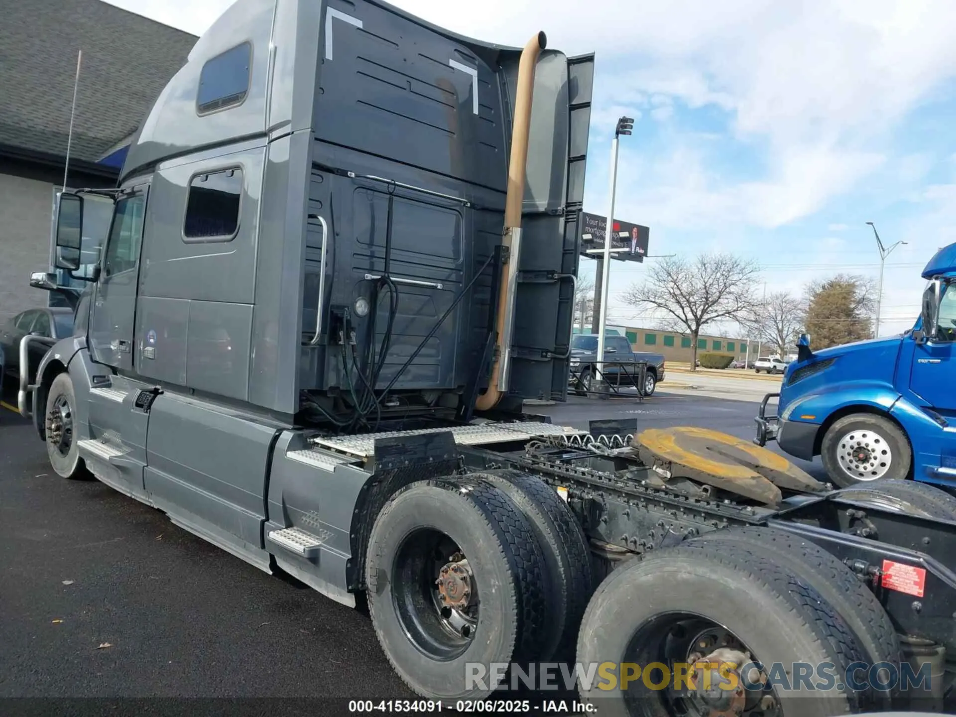 3 Photograph of a damaged car 4V4NC9EH3LN248996 VOLVO VNL 2020