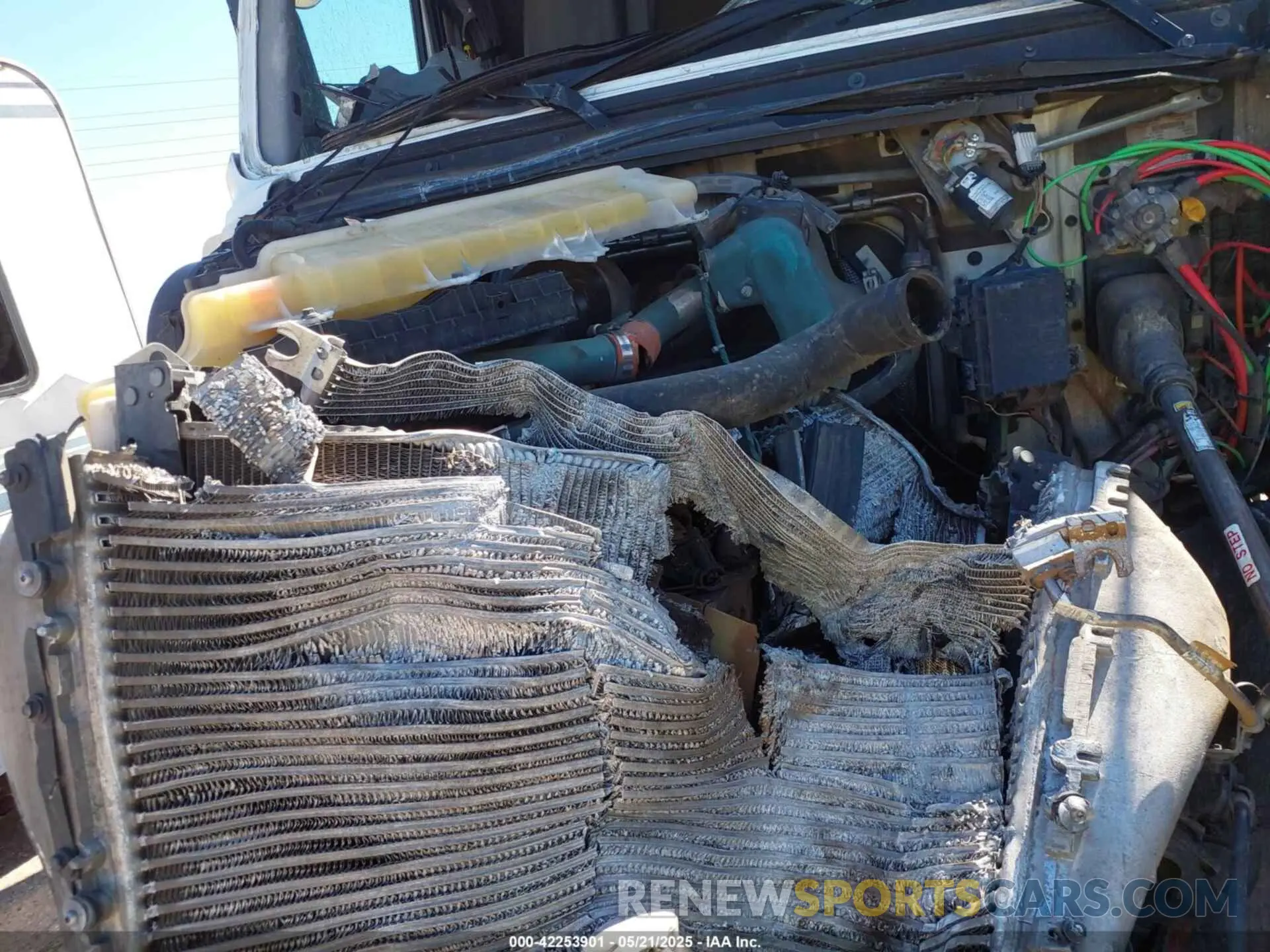 10 Photograph of a damaged car 4V4NC9EH6LN221341 VOLVO VNL 2020