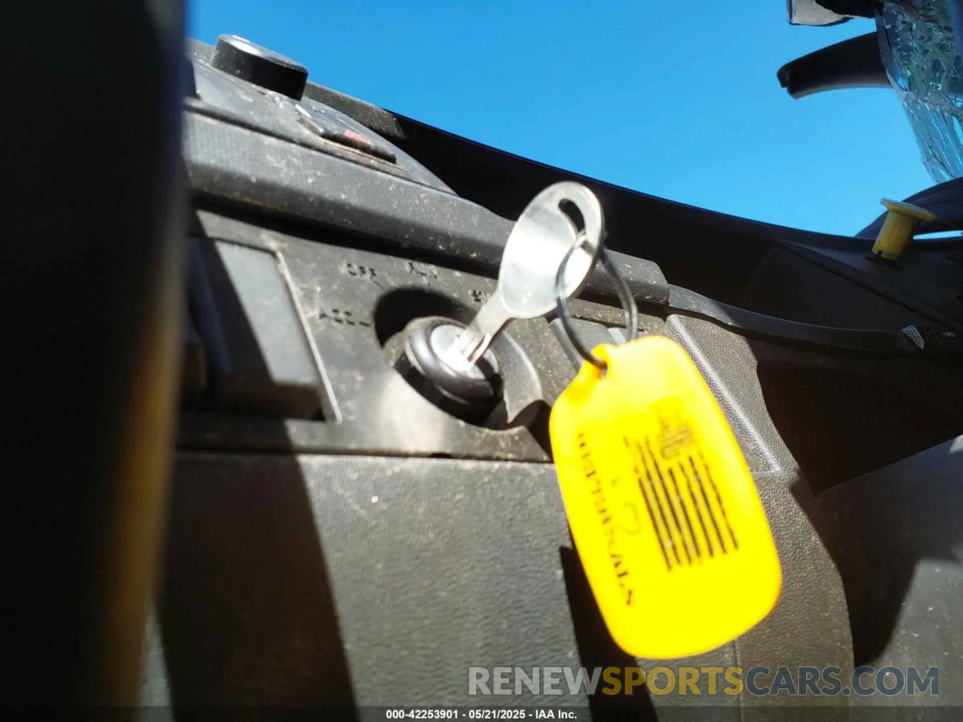 11 Photograph of a damaged car 4V4NC9EH6LN221341 VOLVO VNL 2020