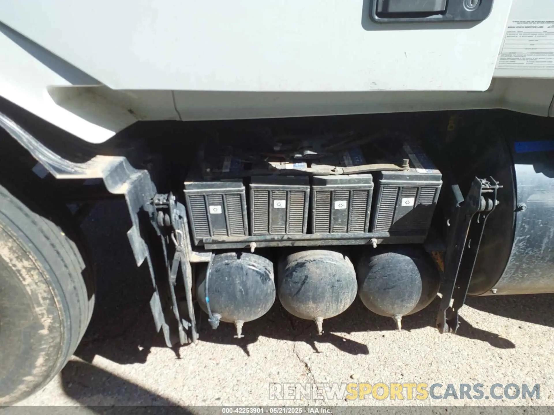 12 Photograph of a damaged car 4V4NC9EH6LN221341 VOLVO VNL 2020