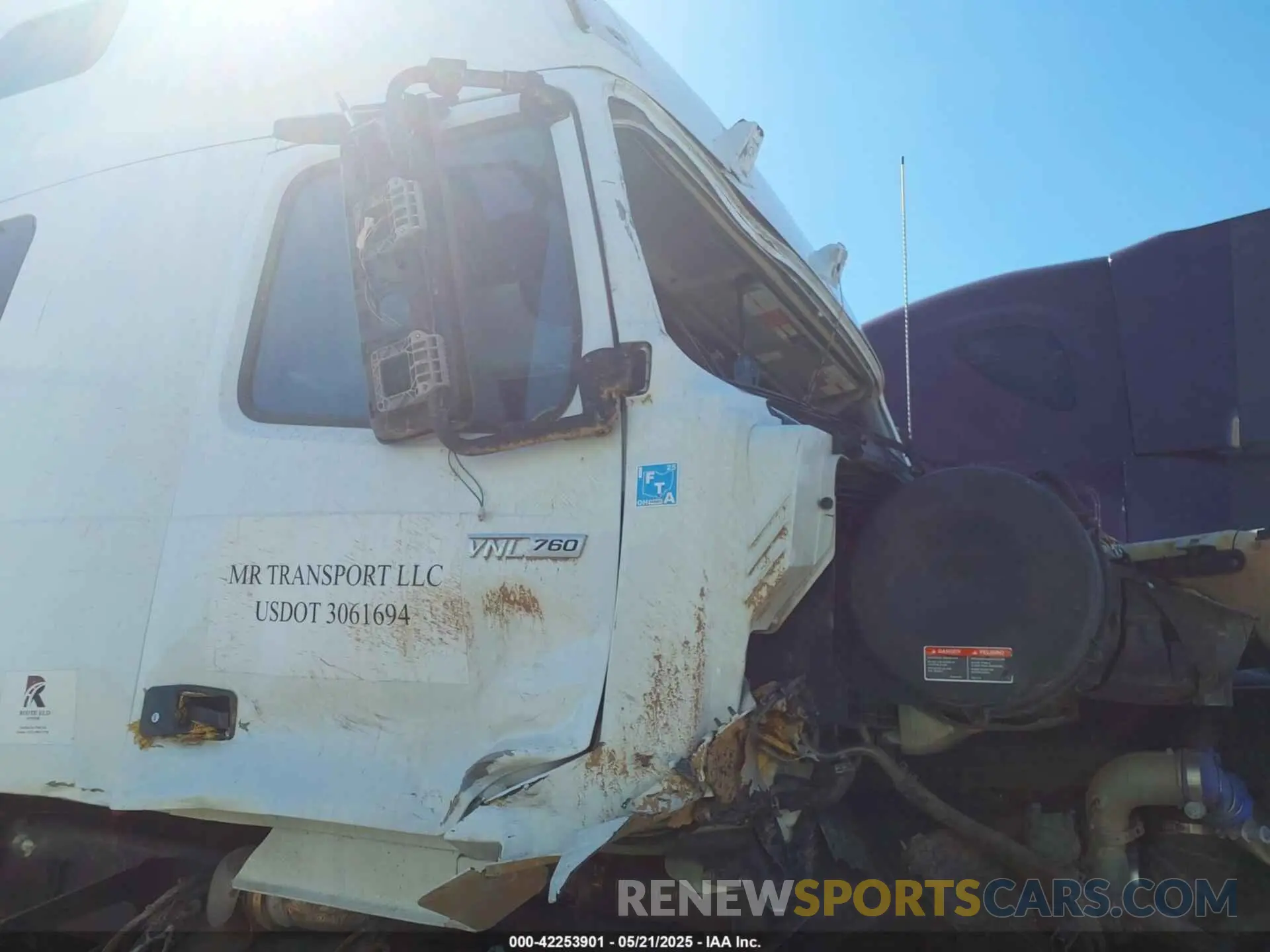 14 Photograph of a damaged car 4V4NC9EH6LN221341 VOLVO VNL 2020