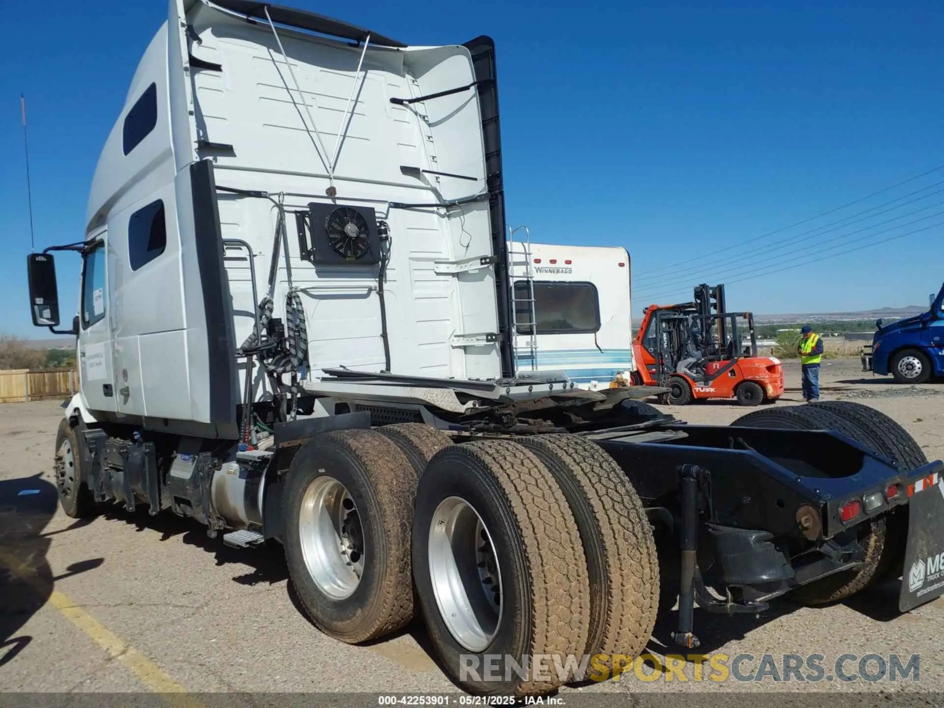 3 Photograph of a damaged car 4V4NC9EH6LN221341 VOLVO VNL 2020