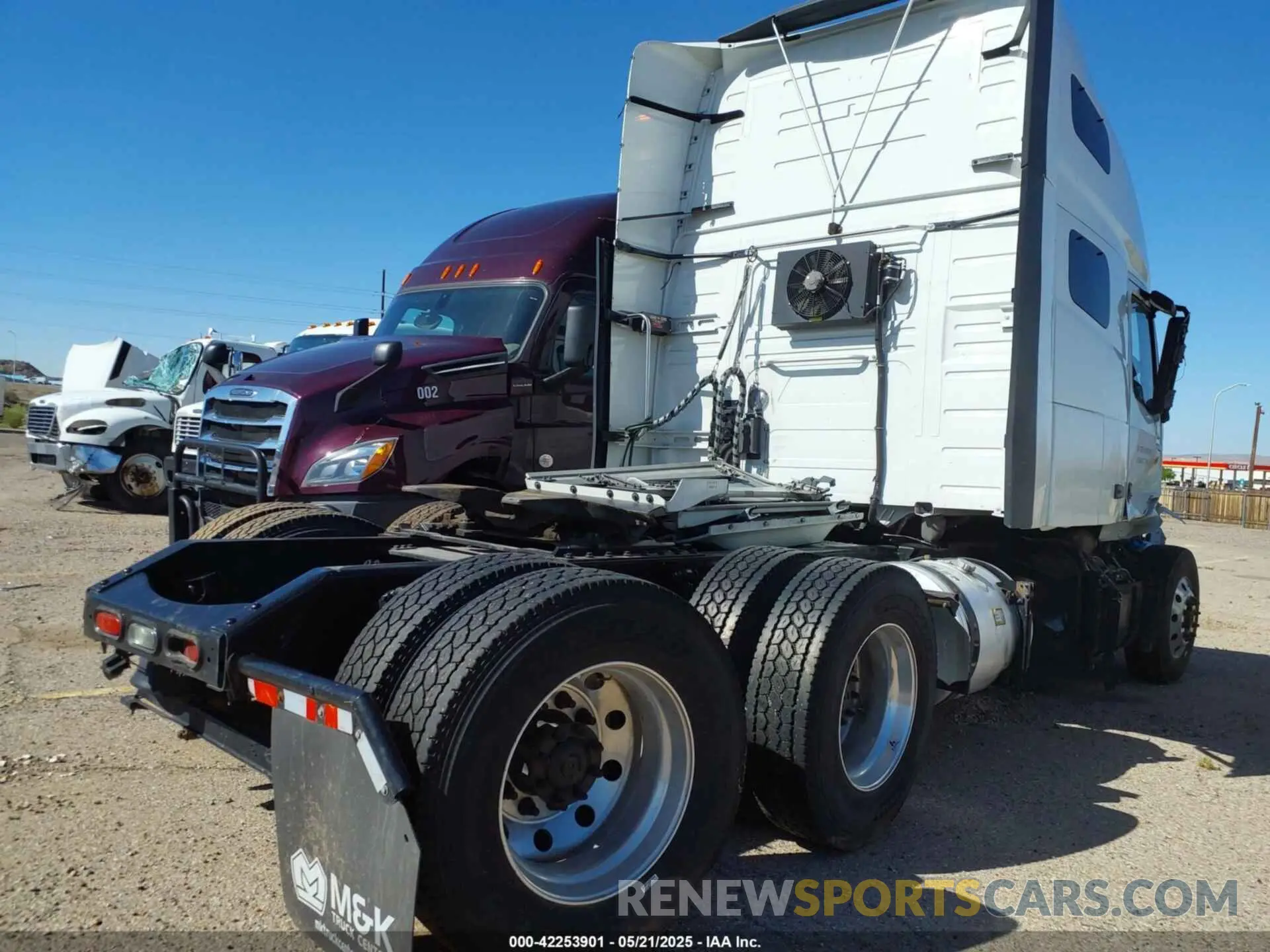 4 Photograph of a damaged car 4V4NC9EH6LN221341 VOLVO VNL 2020
