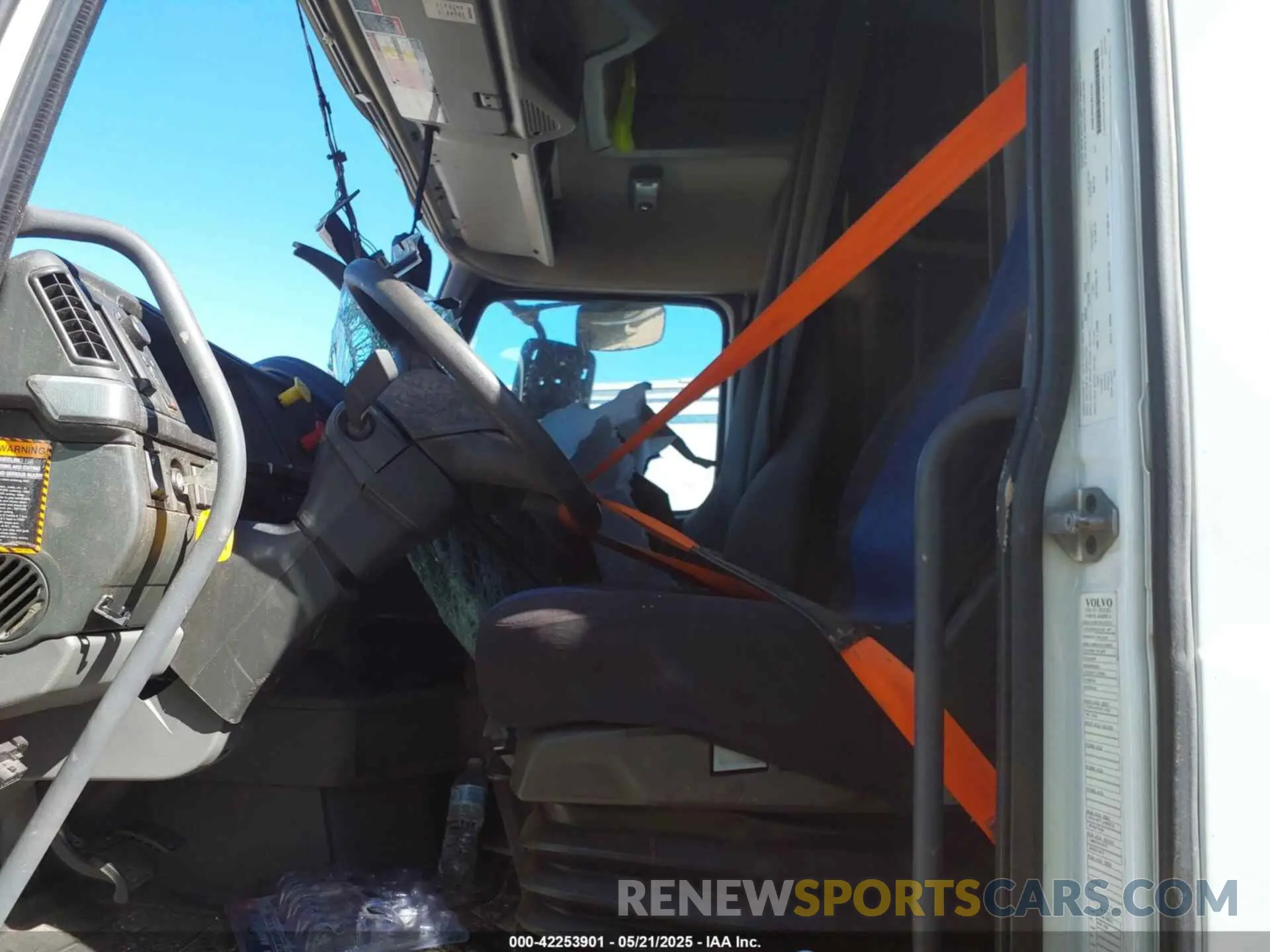 5 Photograph of a damaged car 4V4NC9EH6LN221341 VOLVO VNL 2020
