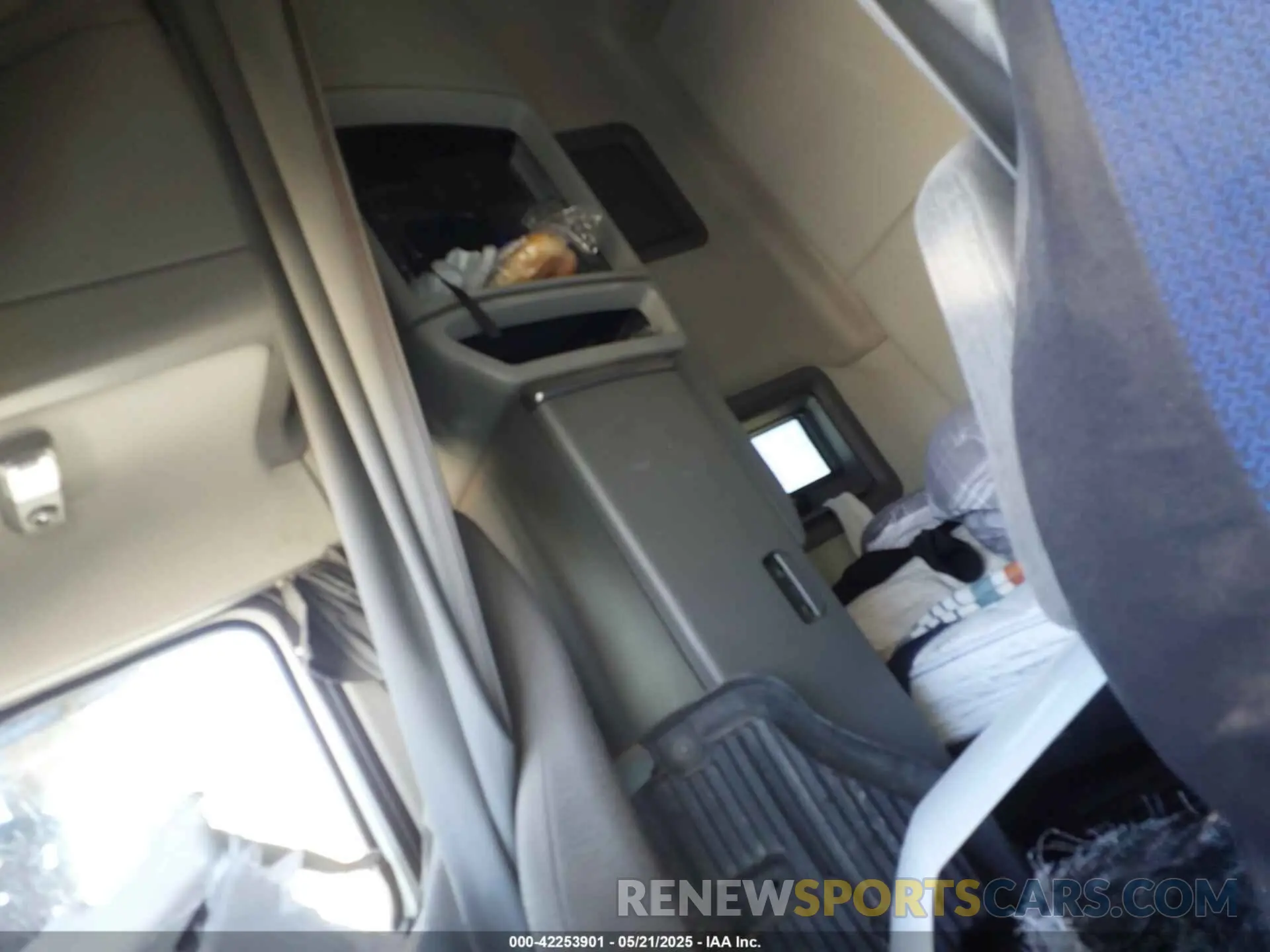 7 Photograph of a damaged car 4V4NC9EH6LN221341 VOLVO VNL 2020