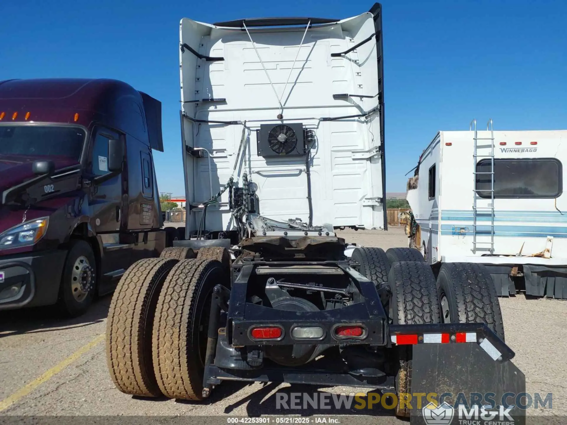 8 Photograph of a damaged car 4V4NC9EH6LN221341 VOLVO VNL 2020