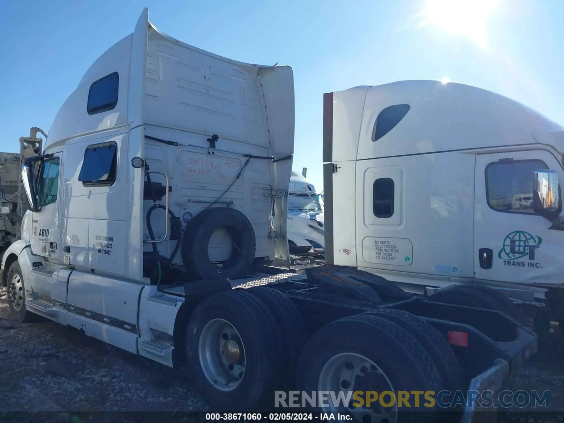 3 Photograph of a damaged car 4V4NC9EH6LN223932 VOLVO VNL 2020