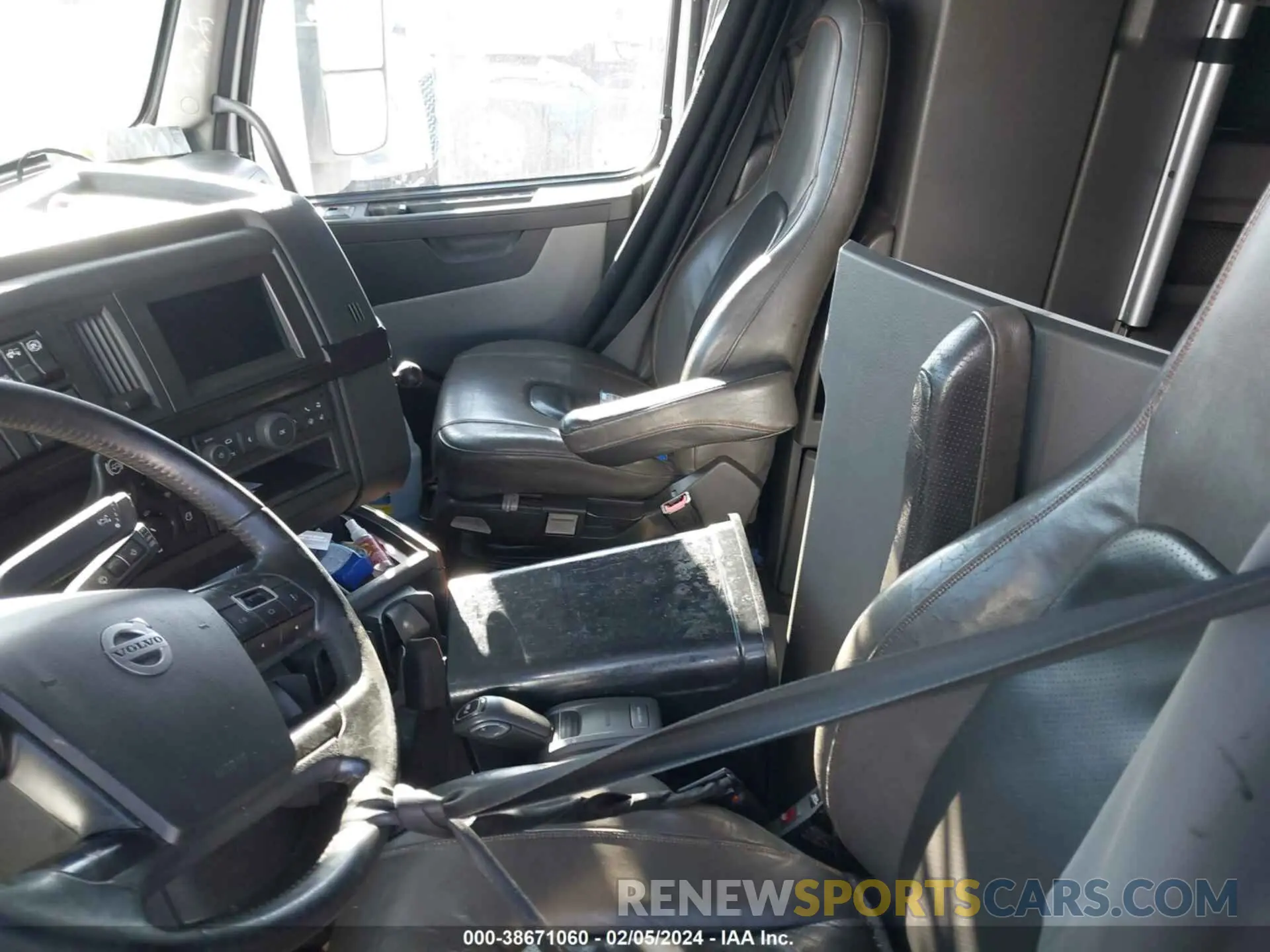 5 Photograph of a damaged car 4V4NC9EH6LN223932 VOLVO VNL 2020