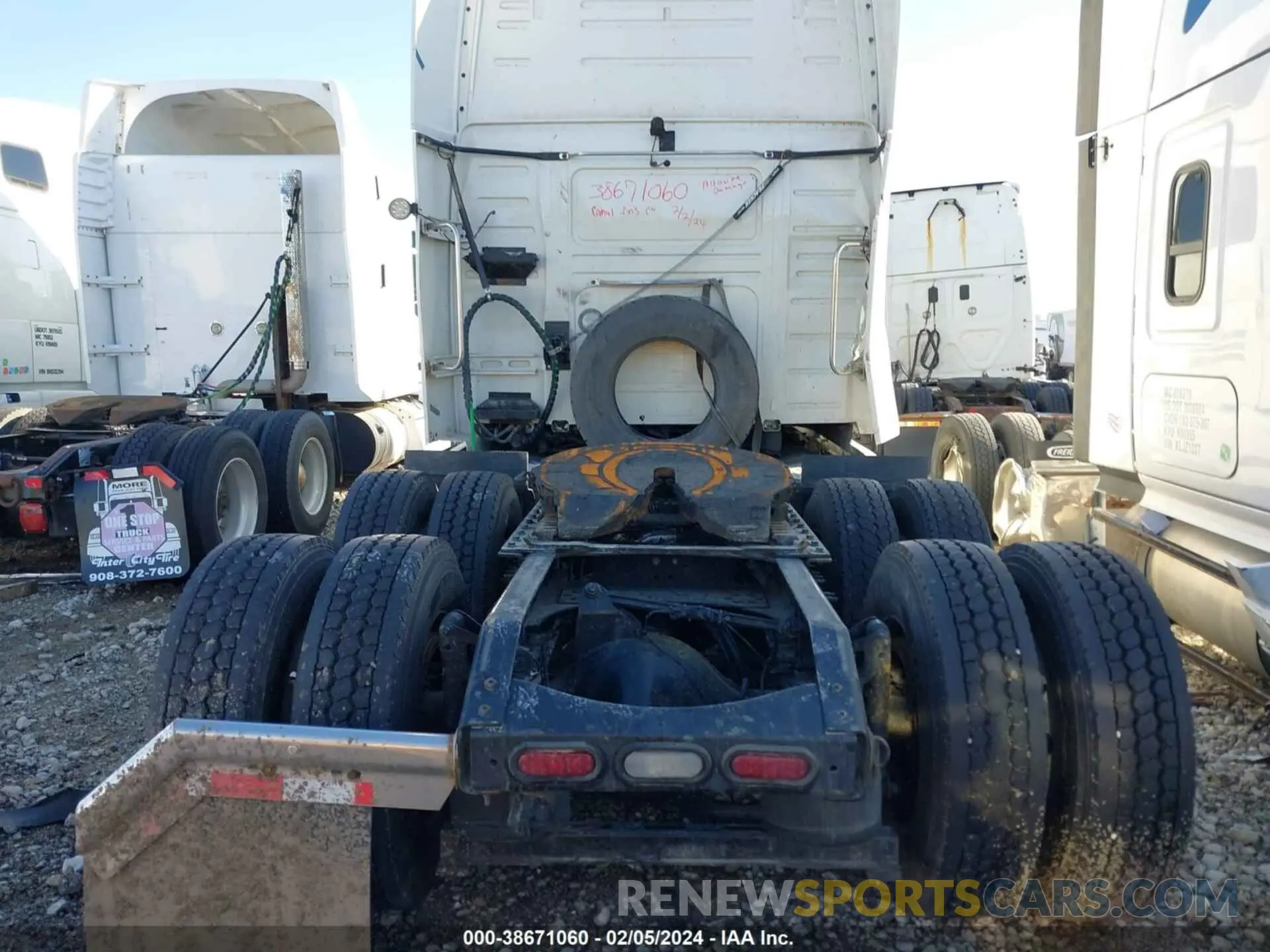 8 Photograph of a damaged car 4V4NC9EH6LN223932 VOLVO VNL 2020