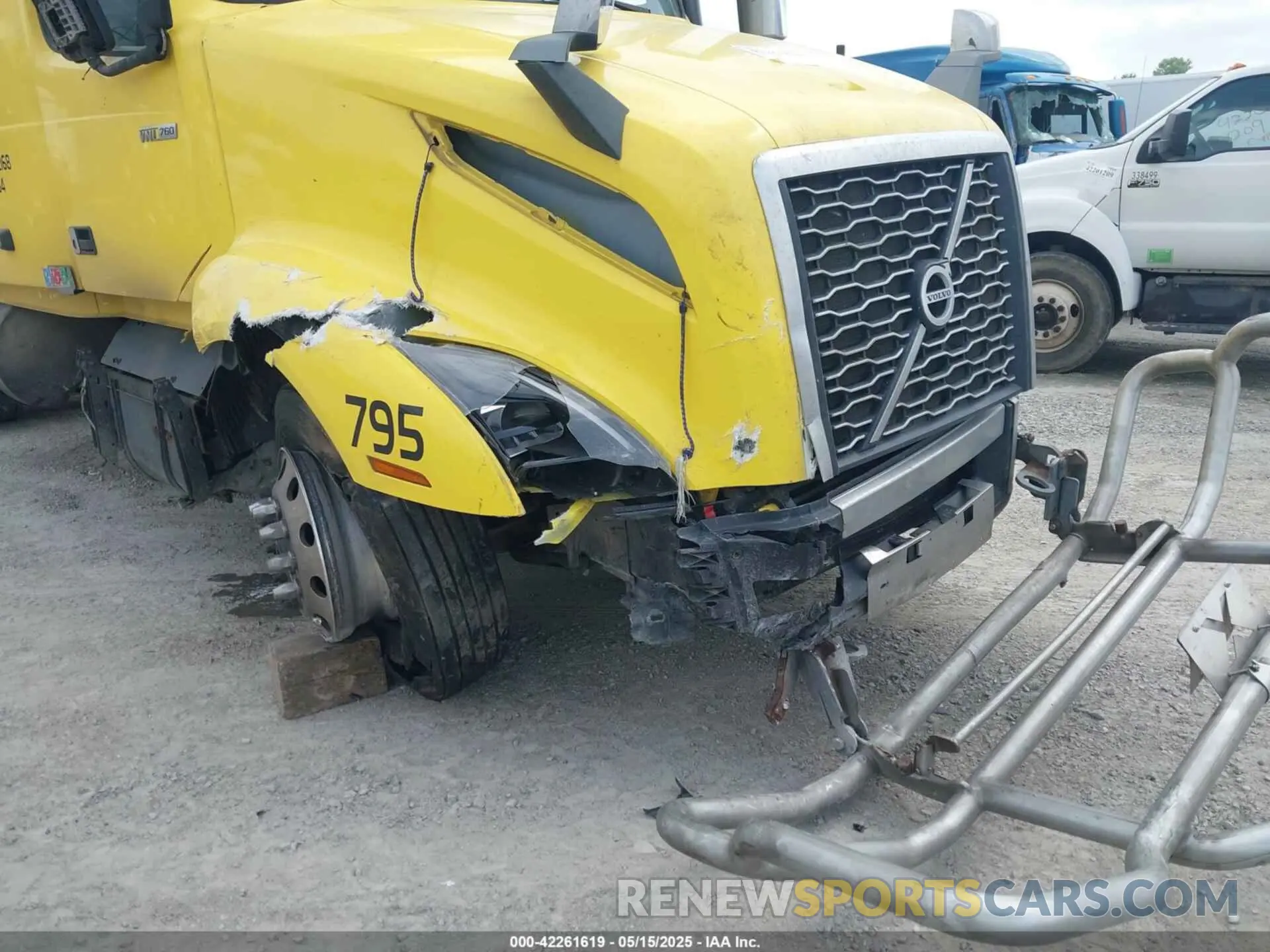 11 Photograph of a damaged car 4V4NC9EJ7LN240564 VOLVO VNL 2020