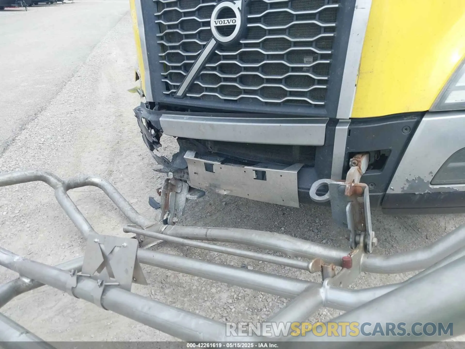 19 Photograph of a damaged car 4V4NC9EJ7LN240564 VOLVO VNL 2020